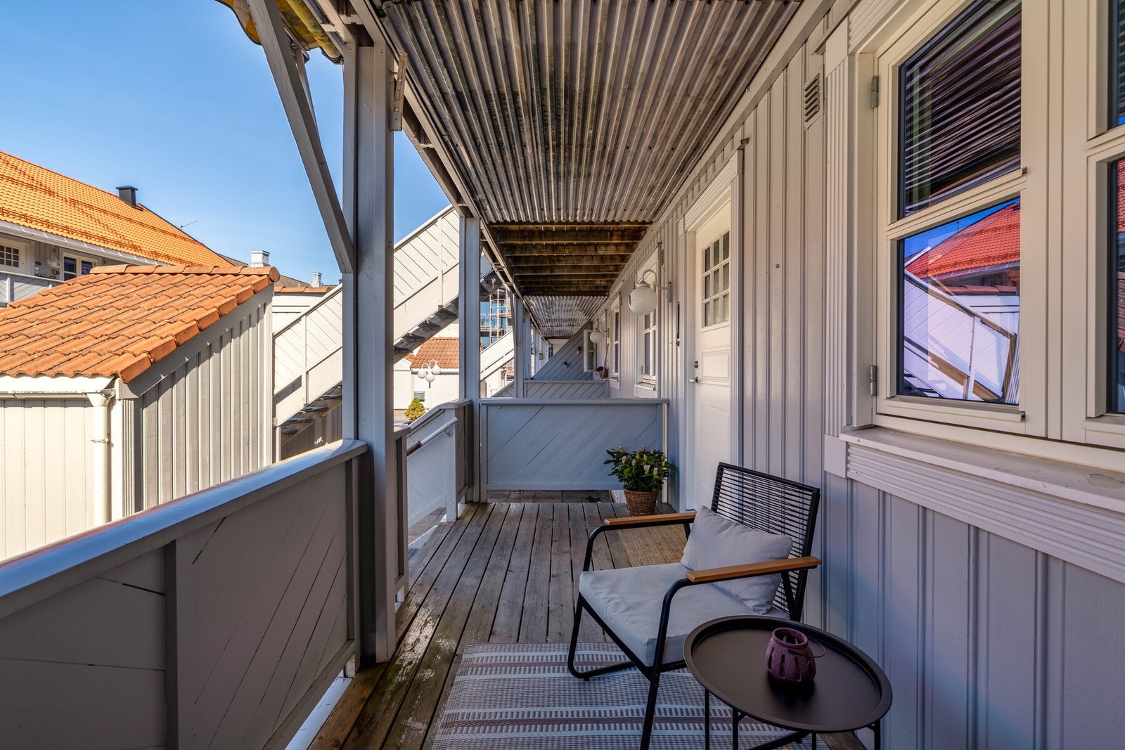 Boligens inngangsparti flettes inn med terrasse. Galleribilde