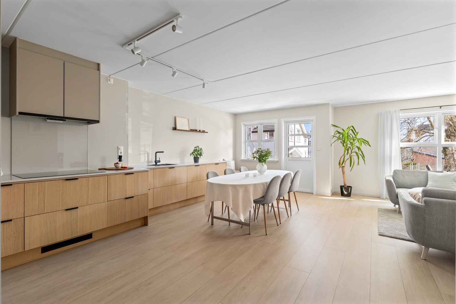 Stuen fremstår som lys og trivelig, med plass til både sofagruppe og spiseplass. Galleribilde