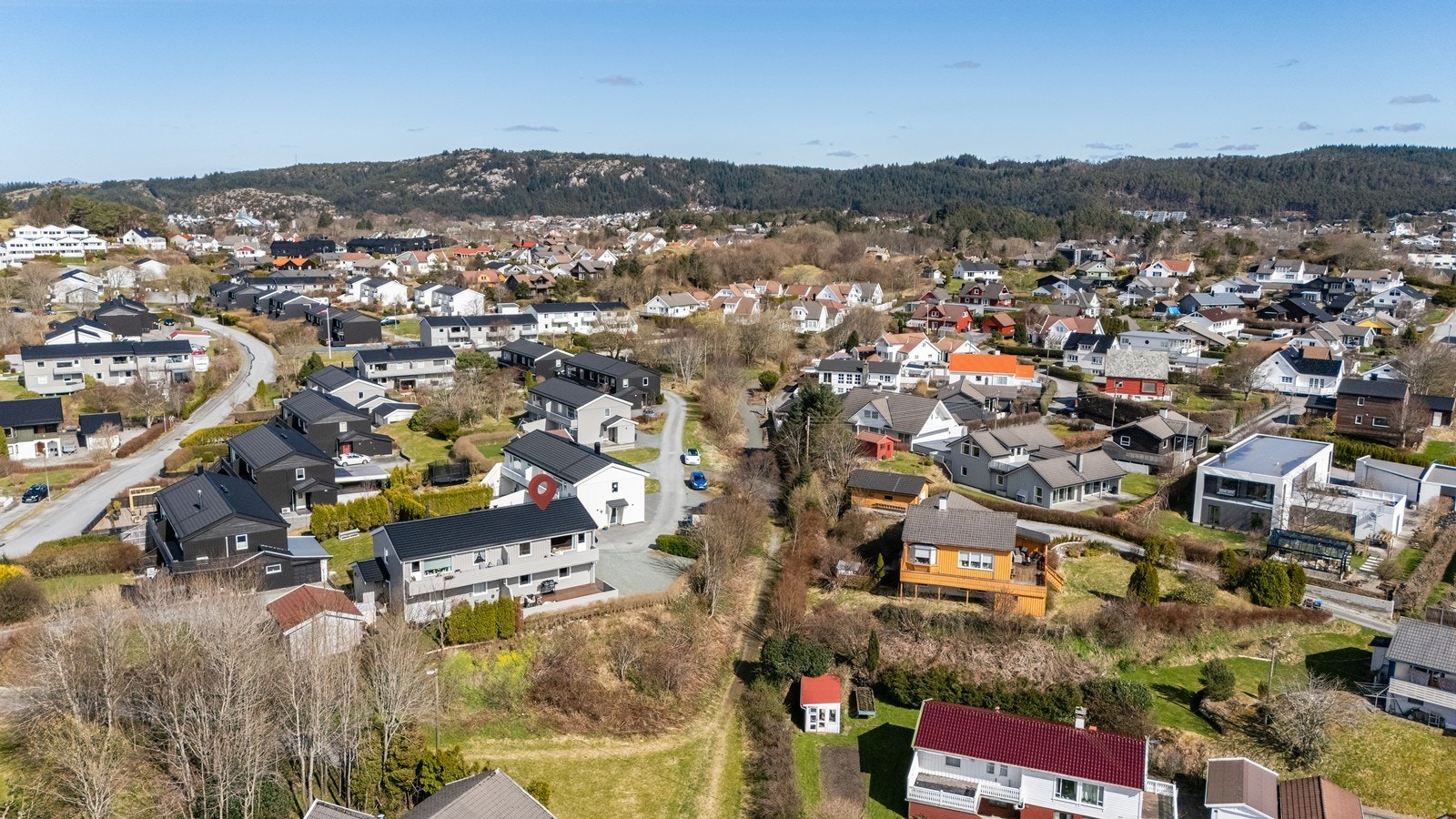 Beliggenheten er svært attraktiv med kort vei til Gard senteret, skoler, barnehager og busstopp. Haugesund sentrum nås på en kort sykkeltur og flotte turområder langs kyststien finner du i umiddelbar nærhet. Galleribilde