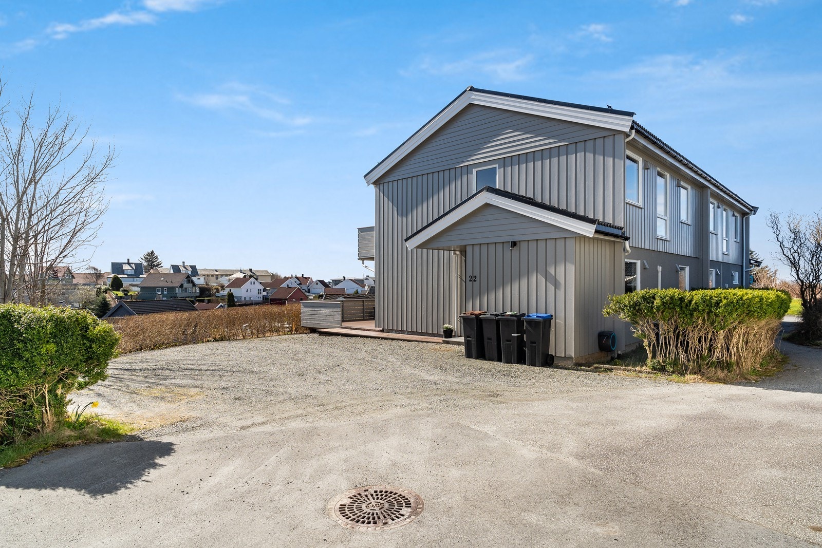 Stort, gruslagt gårdsrom. Galleribilde