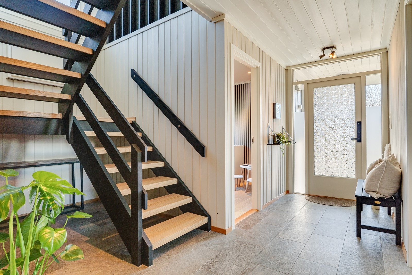 Gang/hall med innbydende entrè og praktiske fliser på gulv. Galleribilde