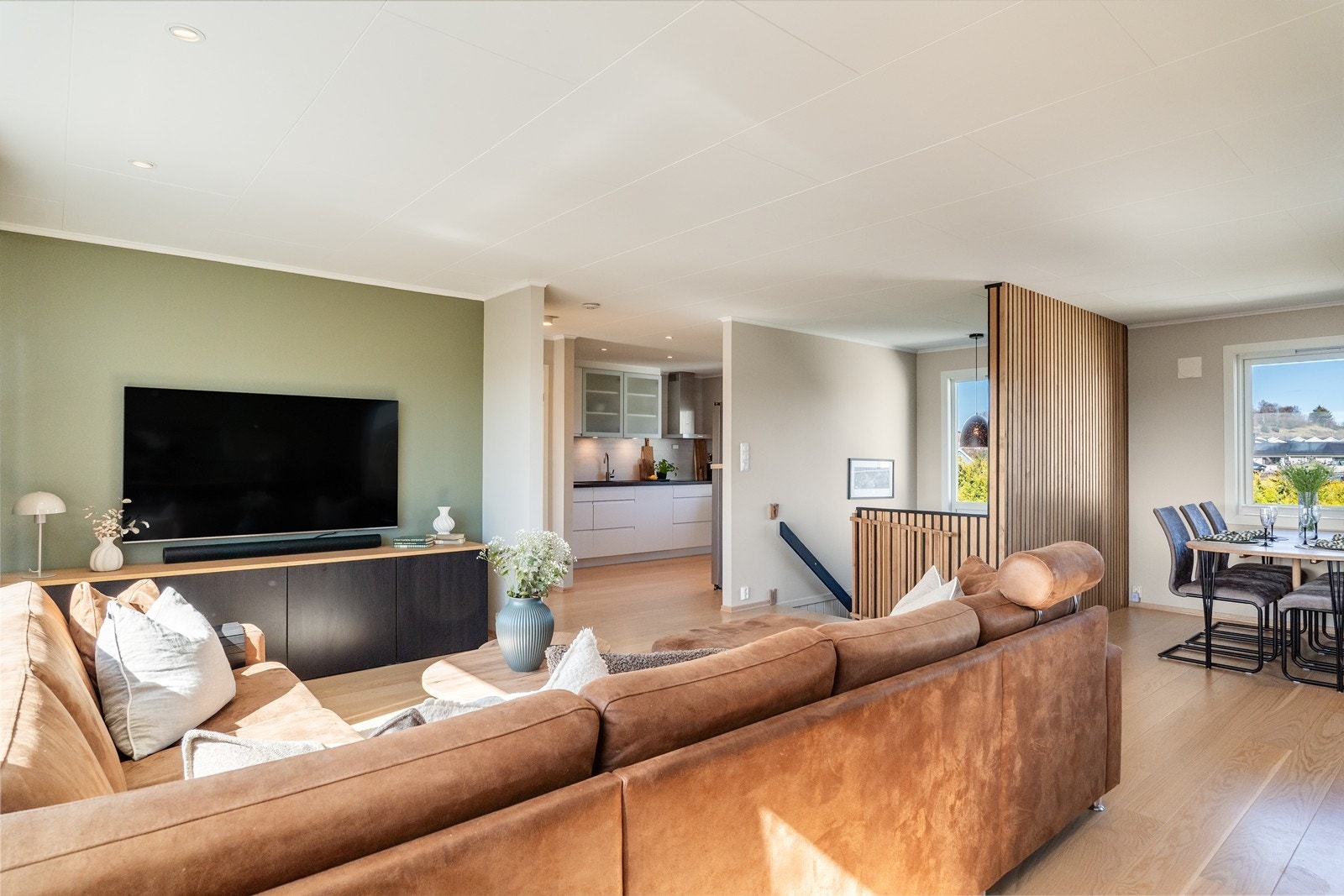 Planløsningen gir gode møbleringsmuligheter, og rommet er delt inn i flere soner. Galleribilde