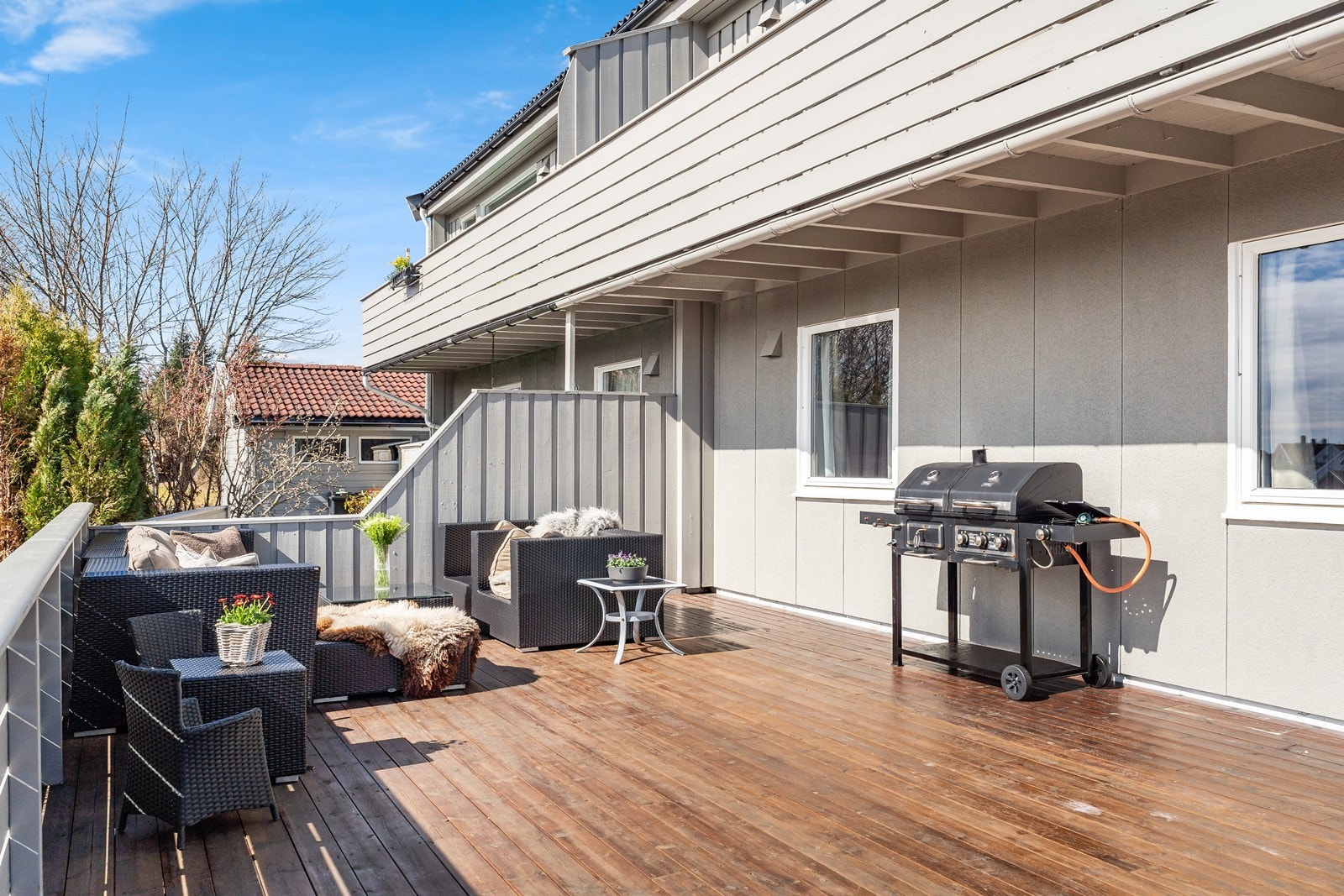 Terrasse av god størrelse med plass til flere sittegrupper. Galleribilde