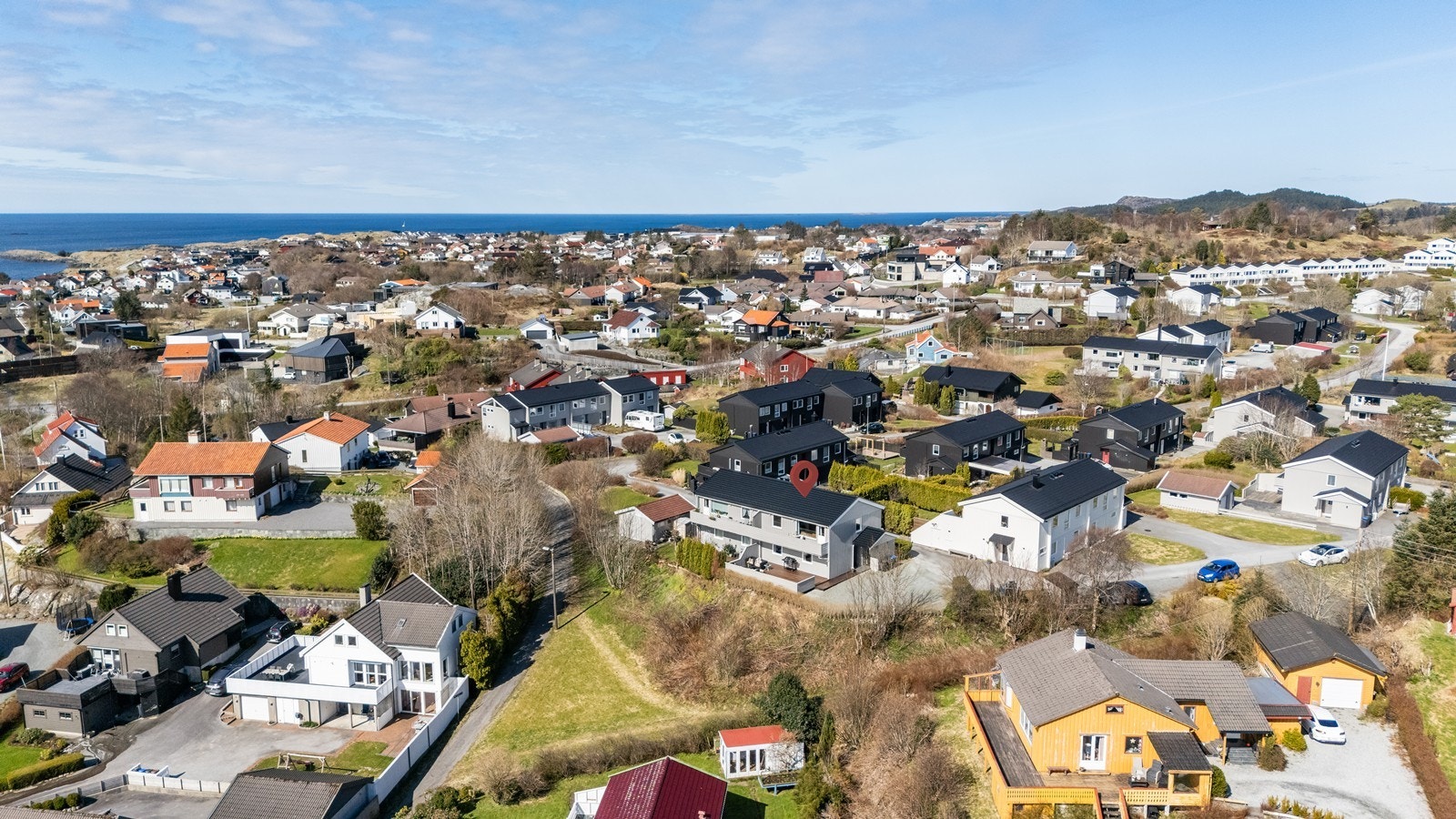 En svært kjekk del av tomannsbolig beliggende i et veletablert, barnevennlig område. Galleribilde