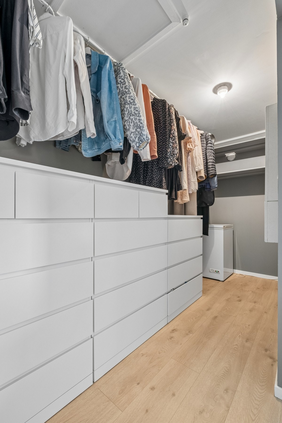 I bakkant av soverommet er opprinnelig bod omgjort til en walk in-garderobe med åpent garderobesystem. Galleribilde