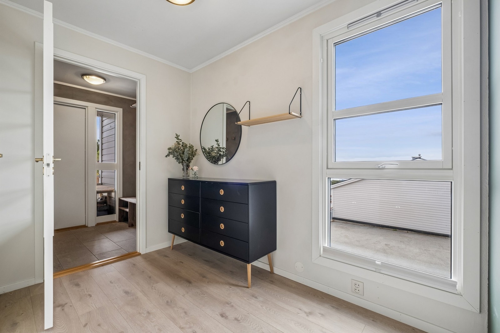 Vinduet i gangen gir fint lysinnslipp også inn i stuen. Galleribilde