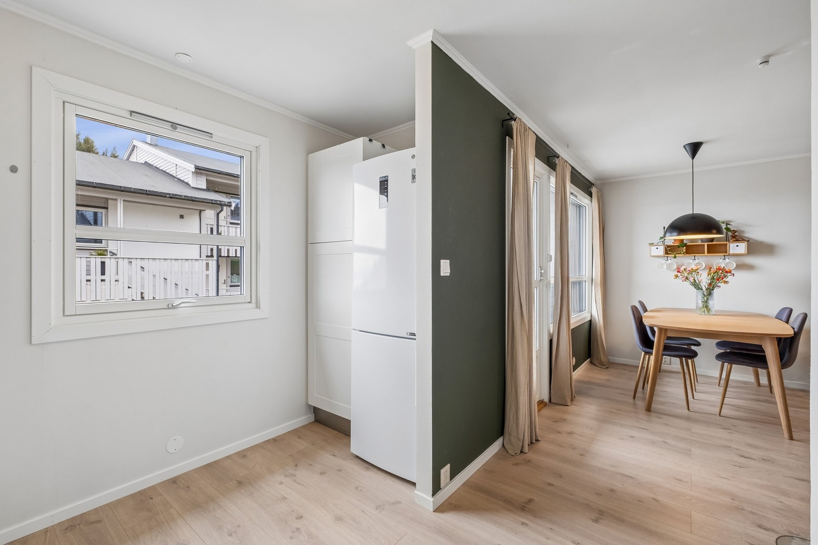 Kjøkkenet er utstyrt med integrerte hvitevarer som stekeovn, platetopp, oppvaskmaskin samt et frittstående kjøl-/fryseskap. Integrerte hvitevarer medfølger. Galleribilde