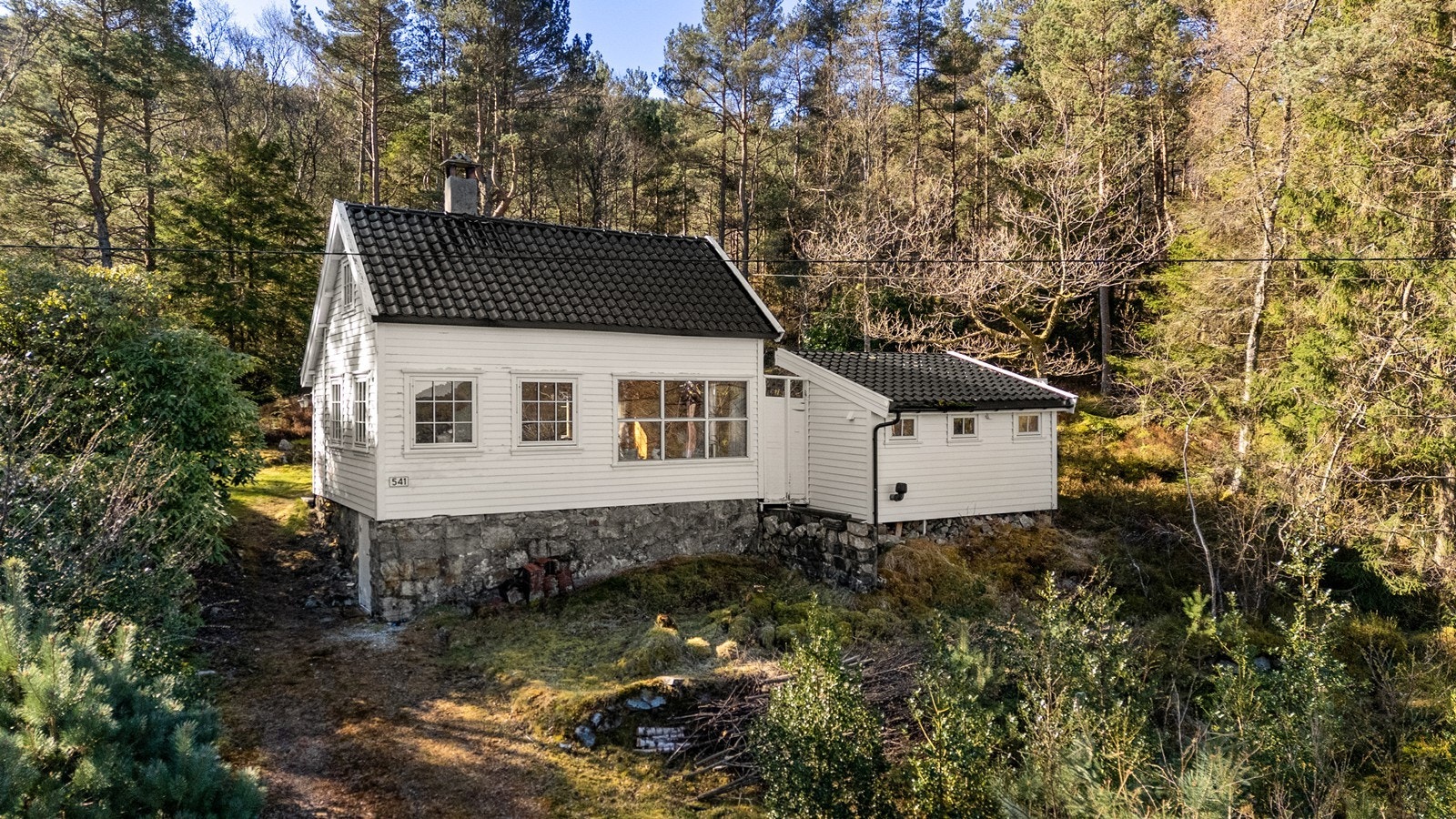 Stor hytteeiendom på hele 2361 m² og god parkering på egen tomt. Galleribilde