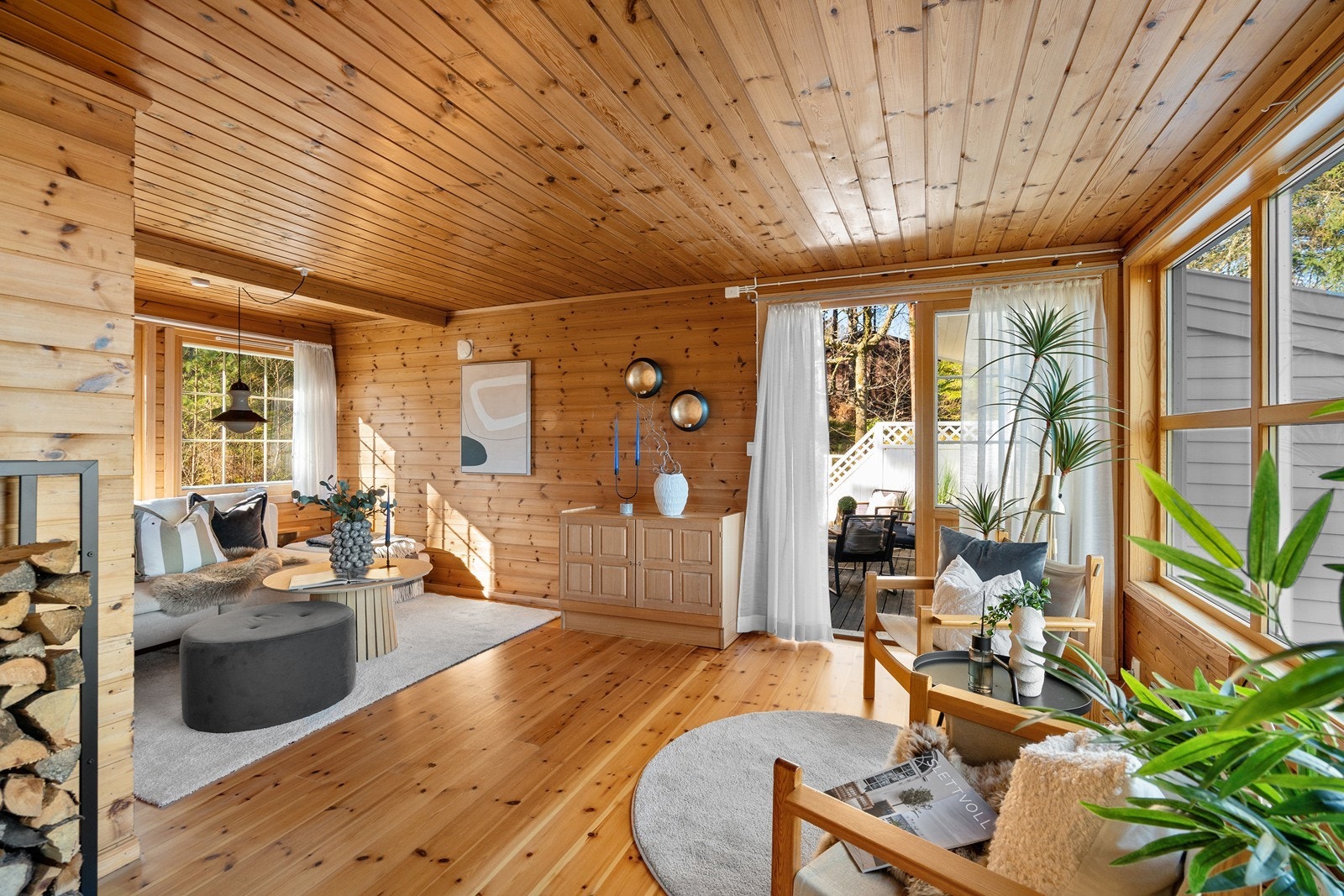 Hytten ligger fredelig til i naturskjønne omgivelser på Sletten, mellom Hommersåk og Bersagel. Galleribilde