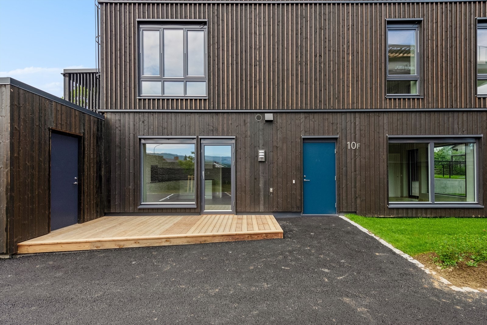 Inngangsparti til leiligheten. Bod som tilhører leiligheten ved terrasse. Galleribilde