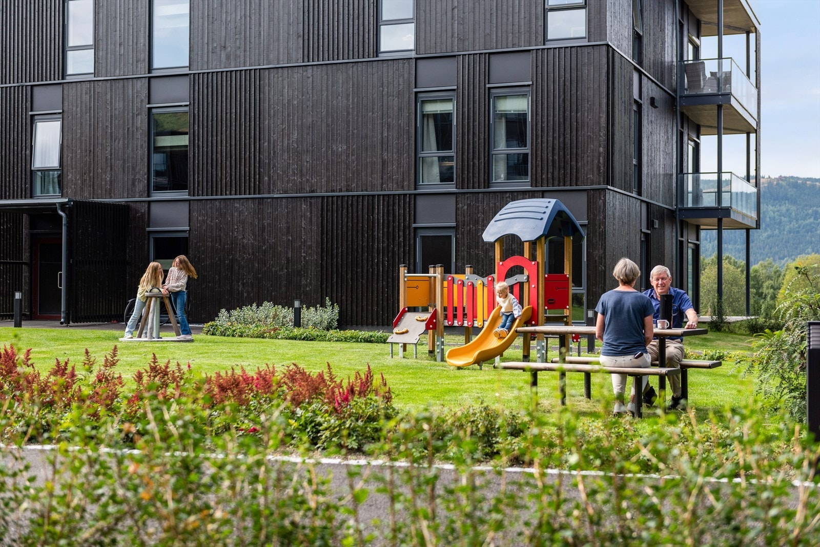 Uteområdene er pent opparbeidet med plenarealer, diverse beplantning, lekeapparater og benker. Galleribilde