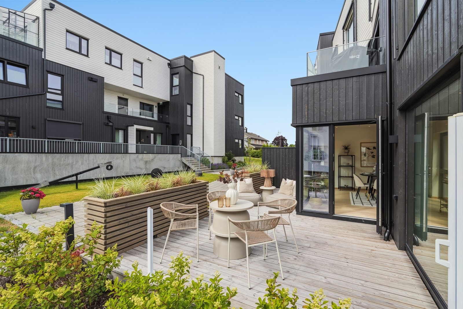 Stor og fin terrasseplatting, som også kan skjermes med "levegg" som dras ut. Galleribilde