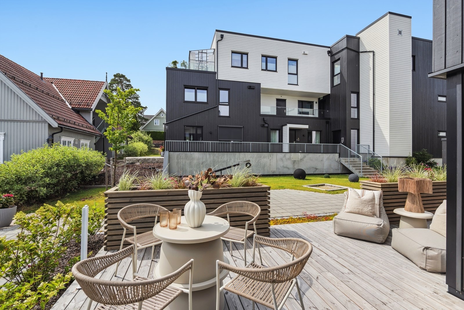 Terrasseplattingen ligger utenfor stuen, og vender inn mot atriumet/fellesarealet - stille og rolig! Galleribilde