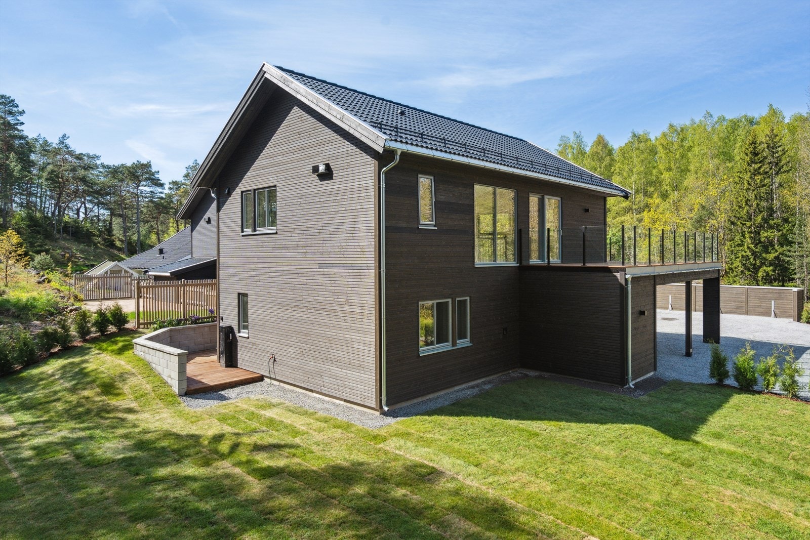 En helt nyoppført enebolig fra 2025 med fin hage bak huset mot friareal. Galleribilde