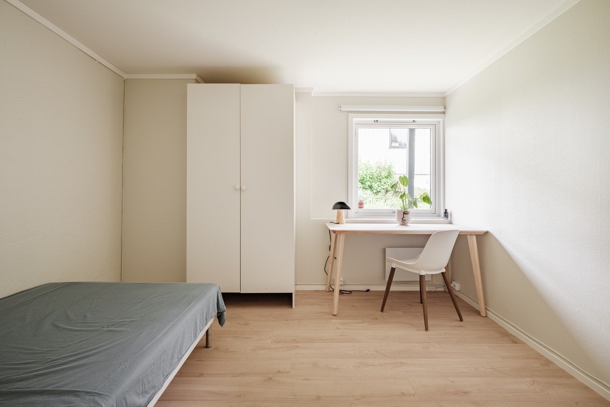 Rom B: 8.700 kr - Ledig fra 01.05 / fleksibel overtagelse (Kan tas over på kort varsel!) (Prisen er 8.700 frem til 31. juli, og 9.500 etter det) Galleribilde