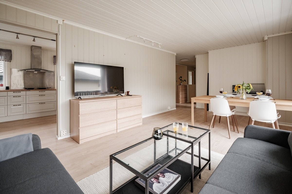 Stue - nytt gulv, nymalt tak, nye møbler, ny TV, osv. Galleribilde