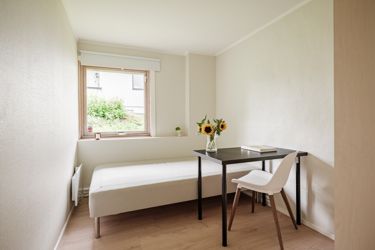 Rom D: 8.500 kr - Ledig fra 01.07 (Prisen er 7.300 for juli - og 8.500 etter det) Galleribilde