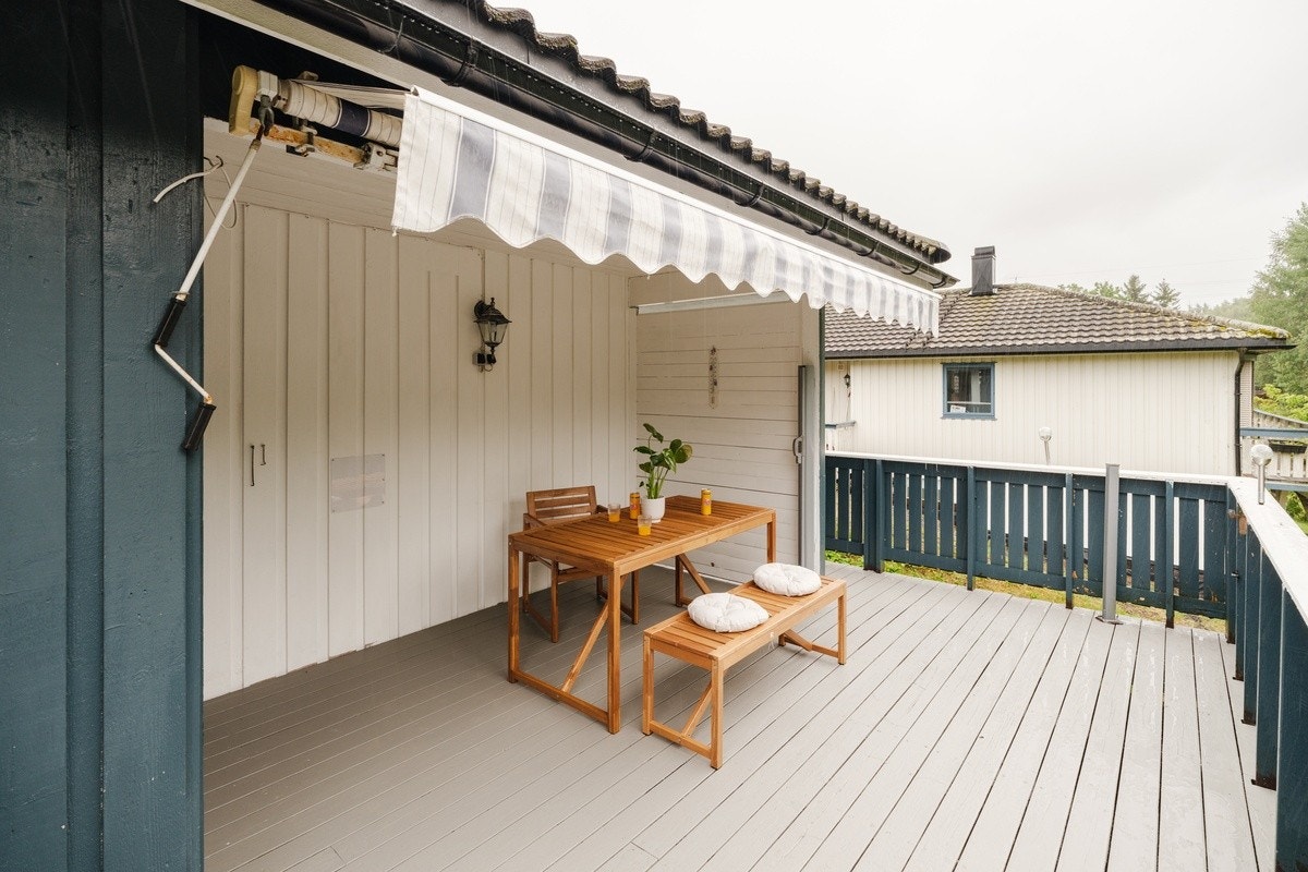 Det er også en stor terrasse med gode solforhold, nye hagemøbler og nybeiset gulv:) Galleribilde