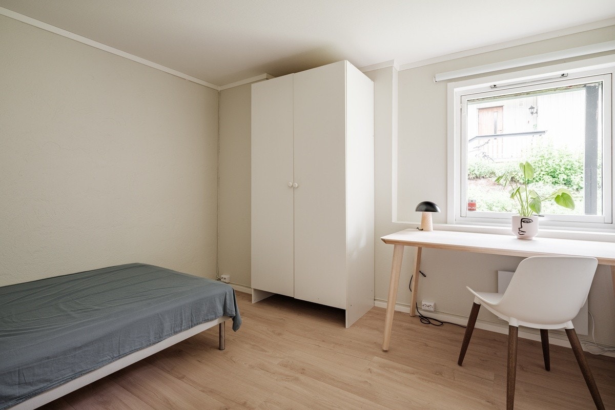 Rom B: Seng, skap og pult følger med:) Galleribilde