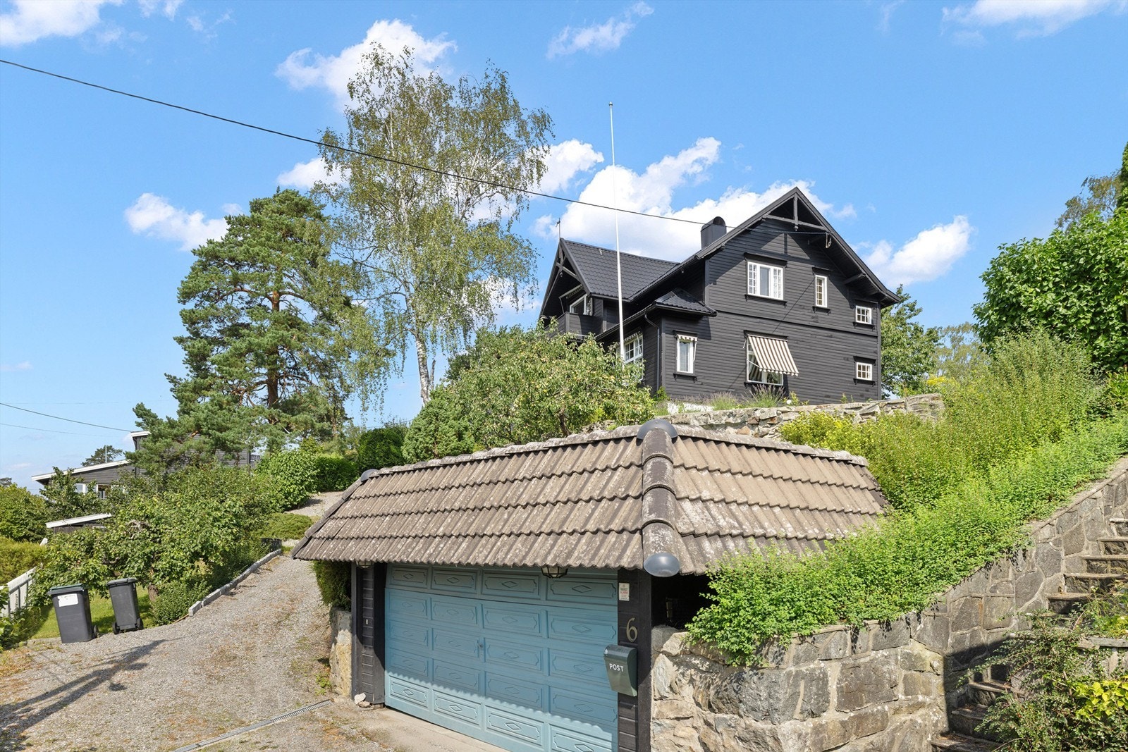 Garasje og gruset adkomst Galleribilde