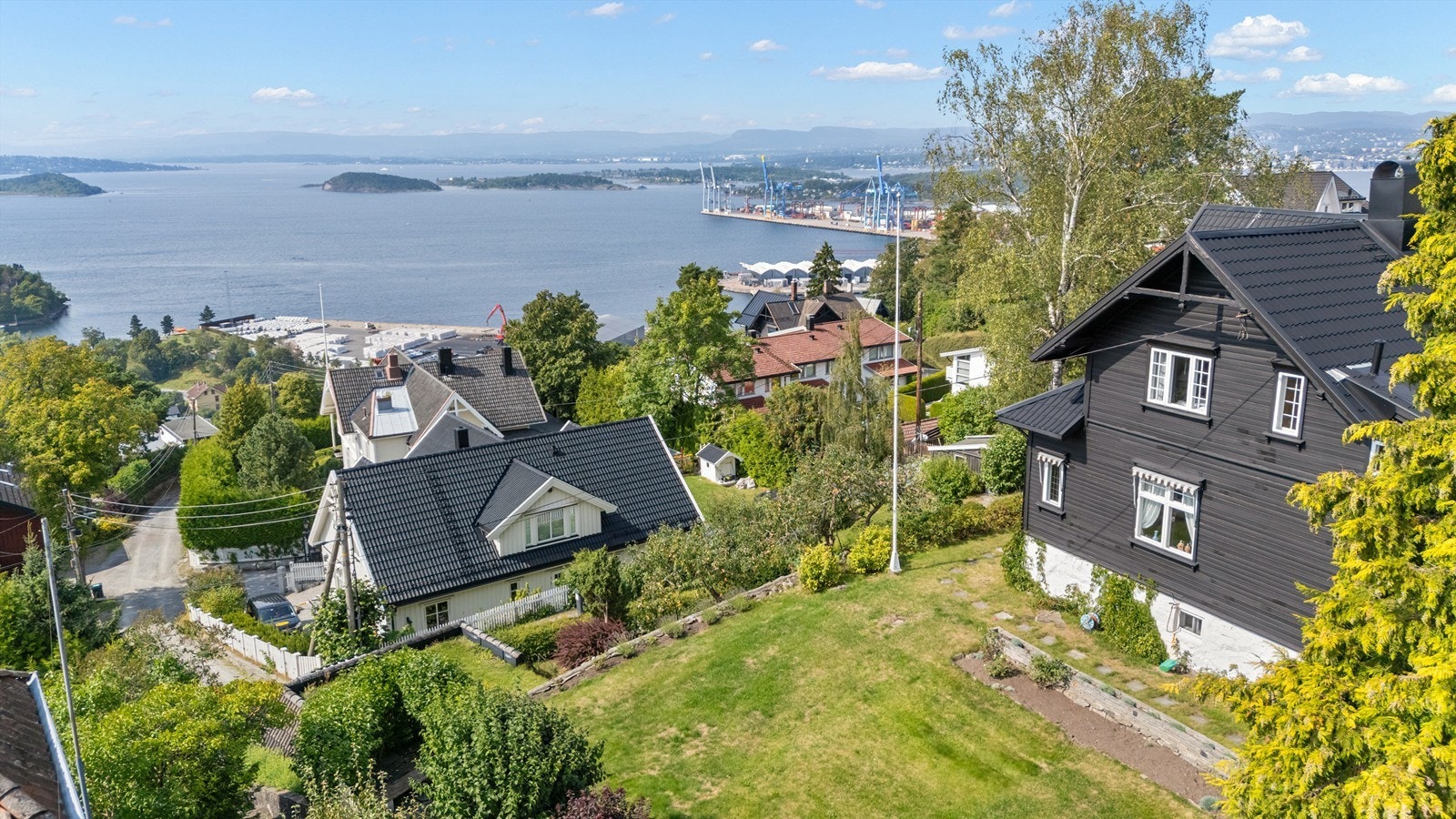 Eiendommen ligger majestetisk til med parkmessig opparbeidet hage Galleribilde