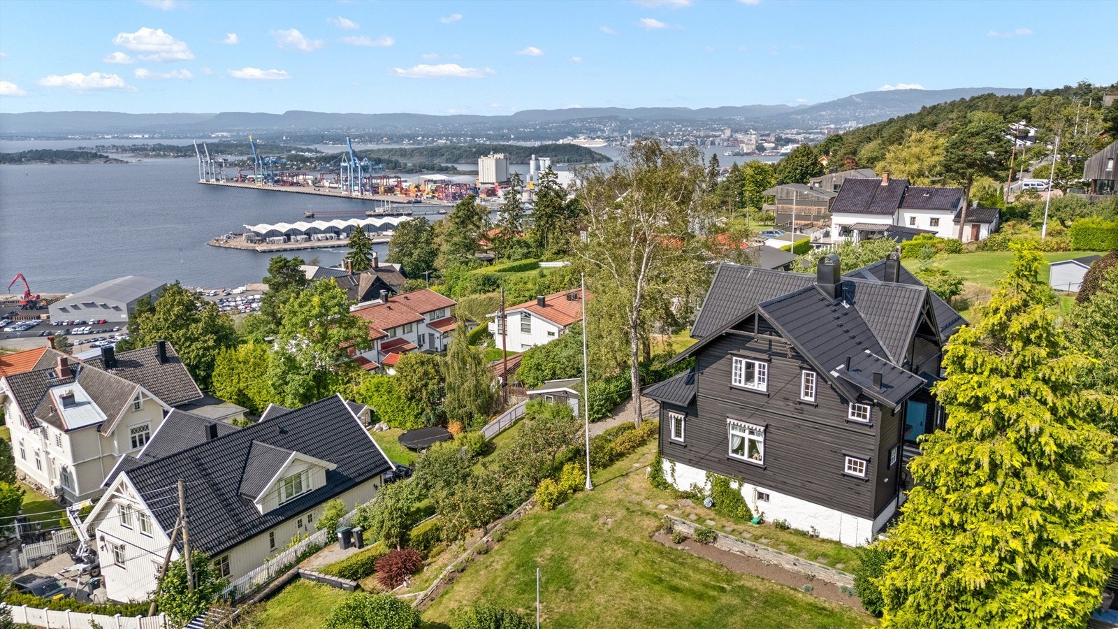 Velkommen til Villa Granheim! Fantastisk beliggende, tilbaketrukket på en høyde. Galleribilde