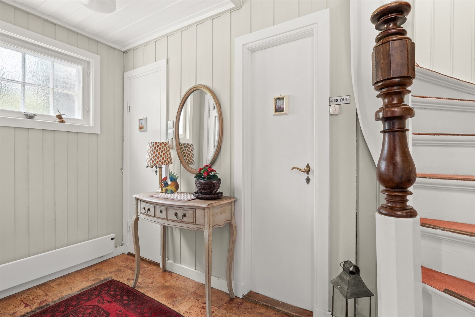 Inngangspartiet med gjestetoalett og en liten garderobe. Galleribilde