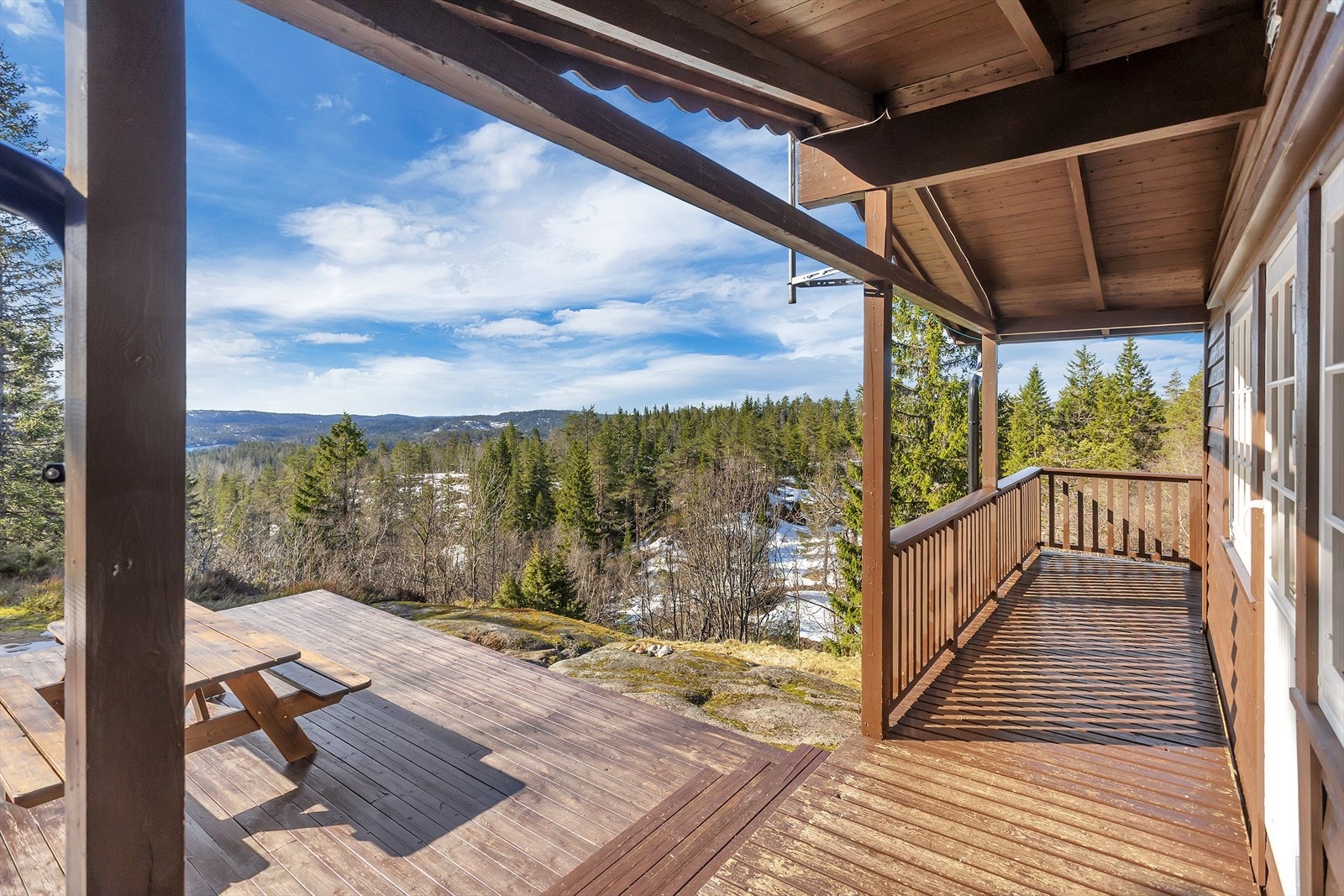 Her er det nydelig utsikt og gode solforhold på romslig terrasse! Galleribilde