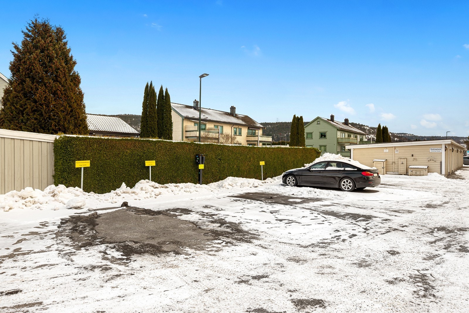 Parkeringsplass med mulighet for lading av elbil. Borettslaget har gjesteparkering. Galleribilde