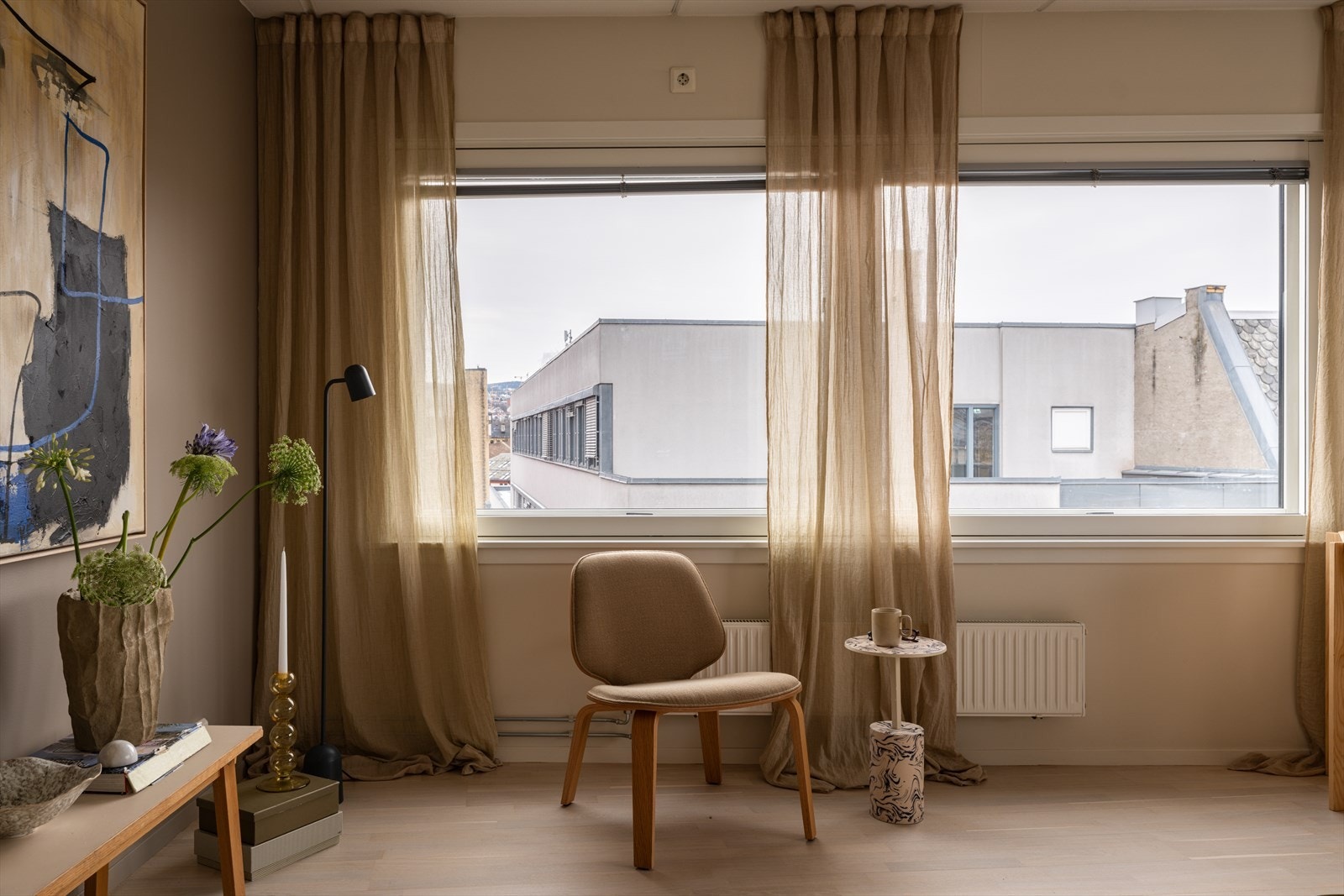 Oppvarming via radiatorer tilknyttet fjernvarme er inkludert i felleskostnadene. Galleribilde