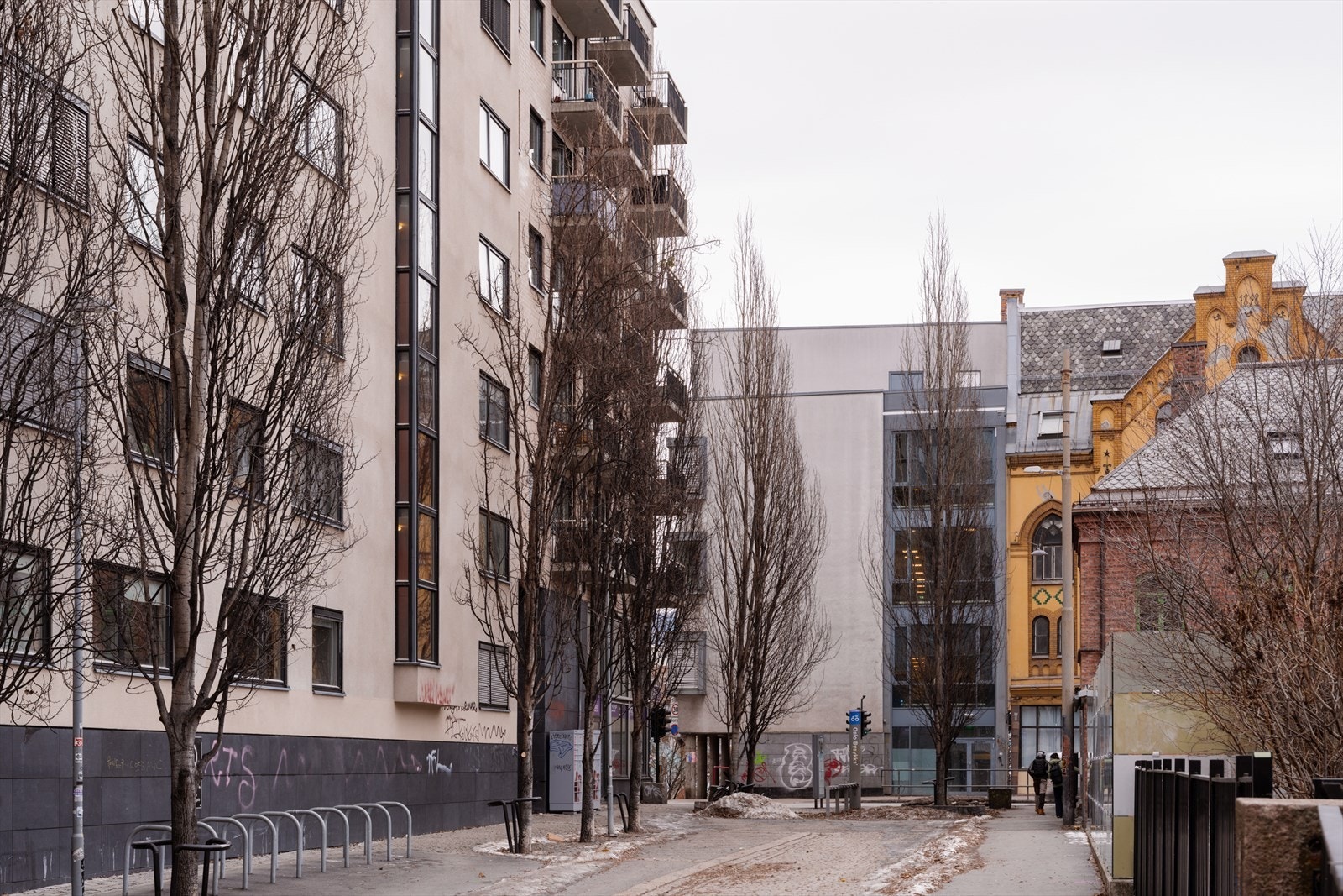 Fredensborgveien er utviklet til en trivelig miljøgate med beplantning og brede fortau. Galleribilde