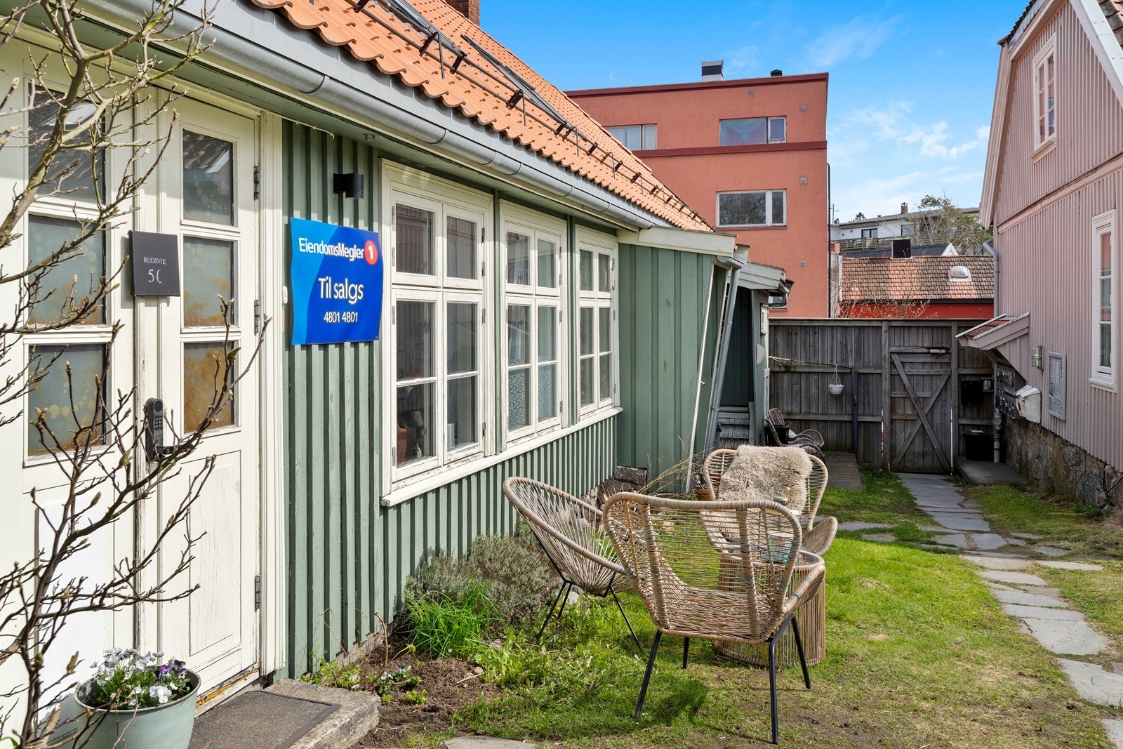 For pendlere er det under 1 km til togstasjonen og lett ankomst til E6. Galleribilde