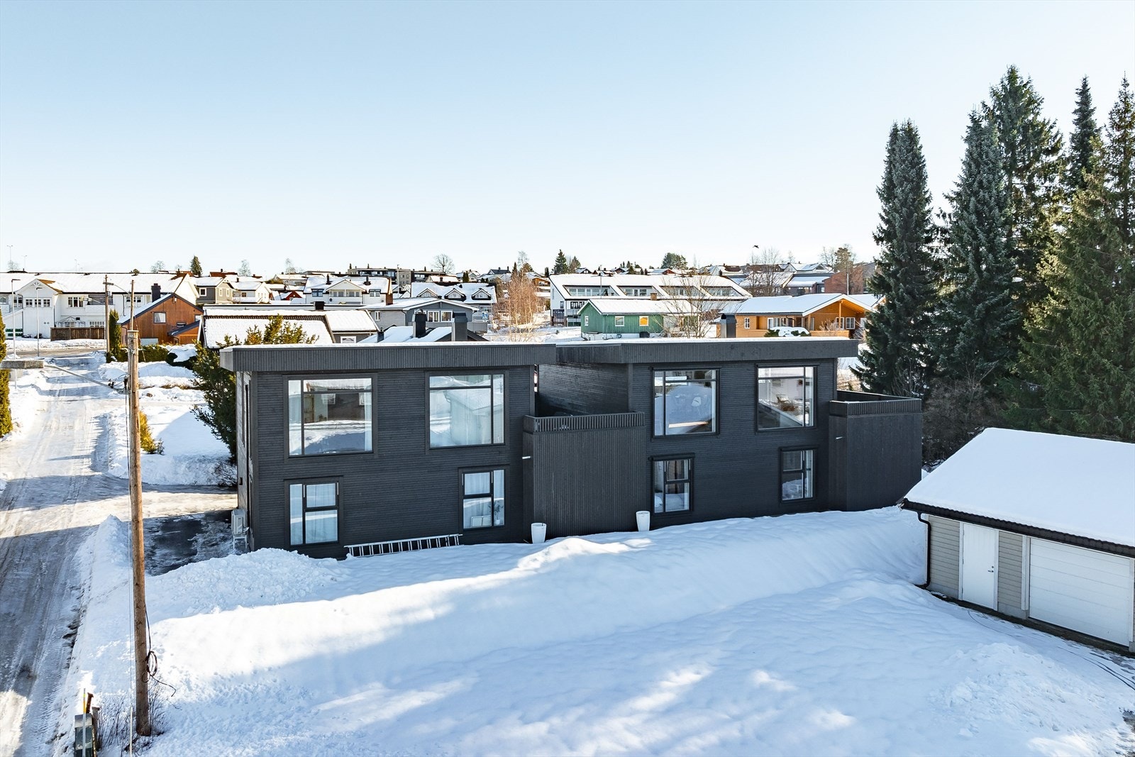 Eiendommen har en felles hage hvor hver enkelt seksjon disponerer og tar ansvar for den delen som naturlig tilfaller seksjonen. Galleribilde