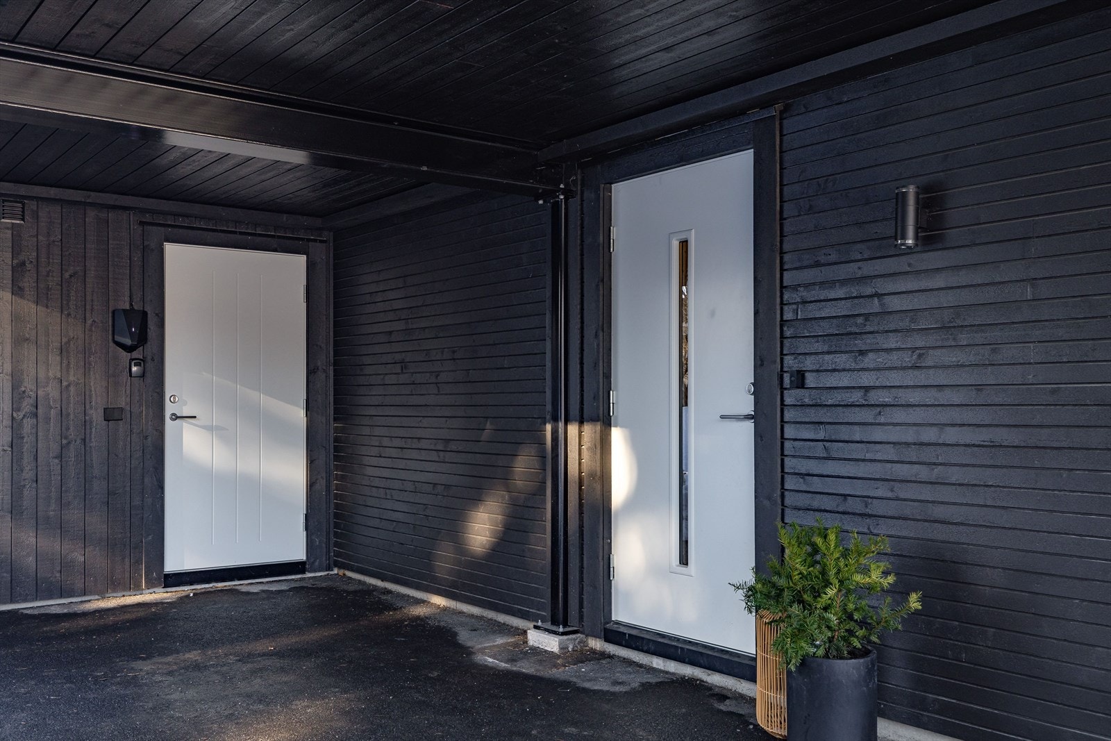 Det er montert elbil-lader i carporten. Galleribilde