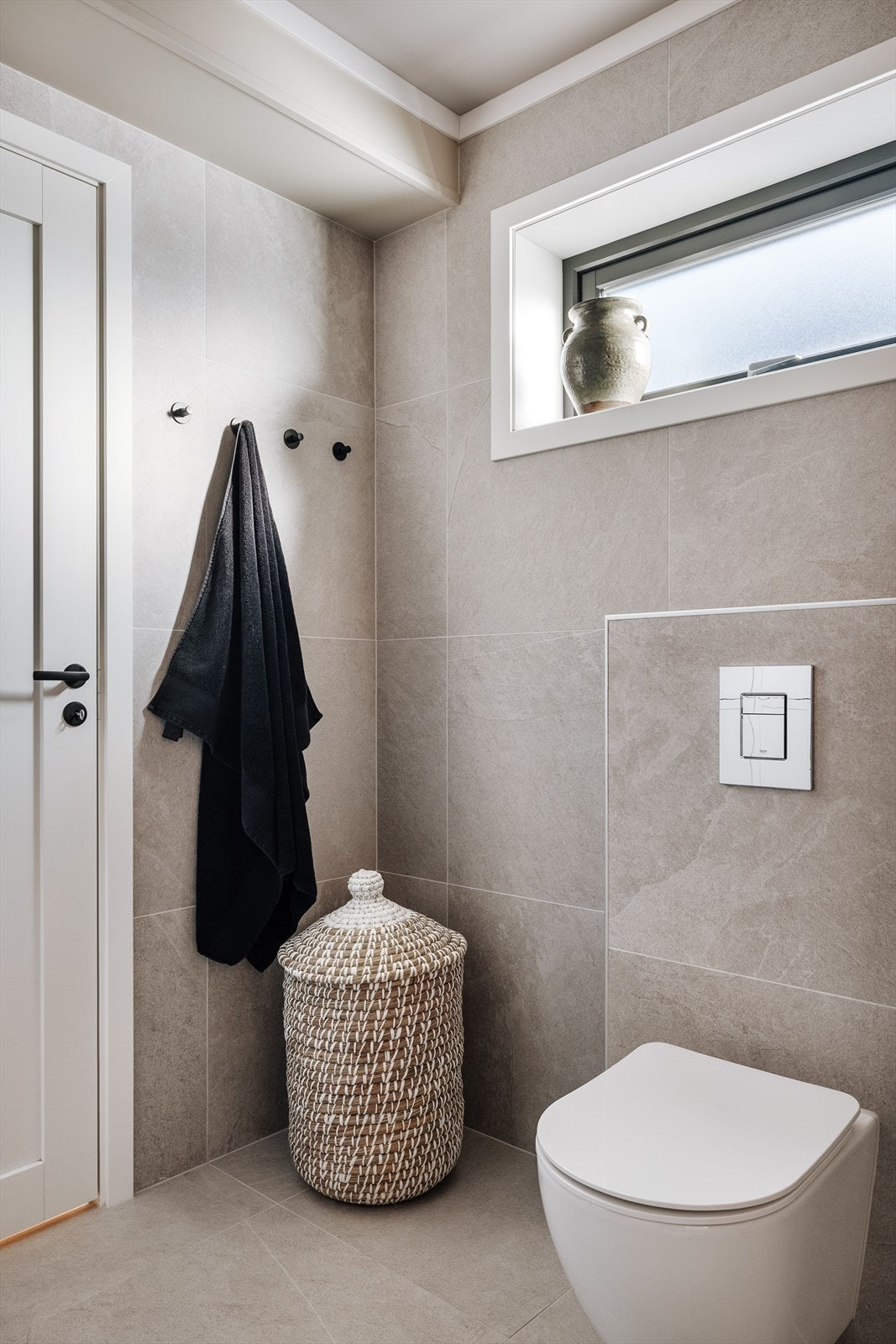 Badet har veggmontert toalett og plass til diverse oppbevaring. Det er montert to veggskap på badet. Galleribilde