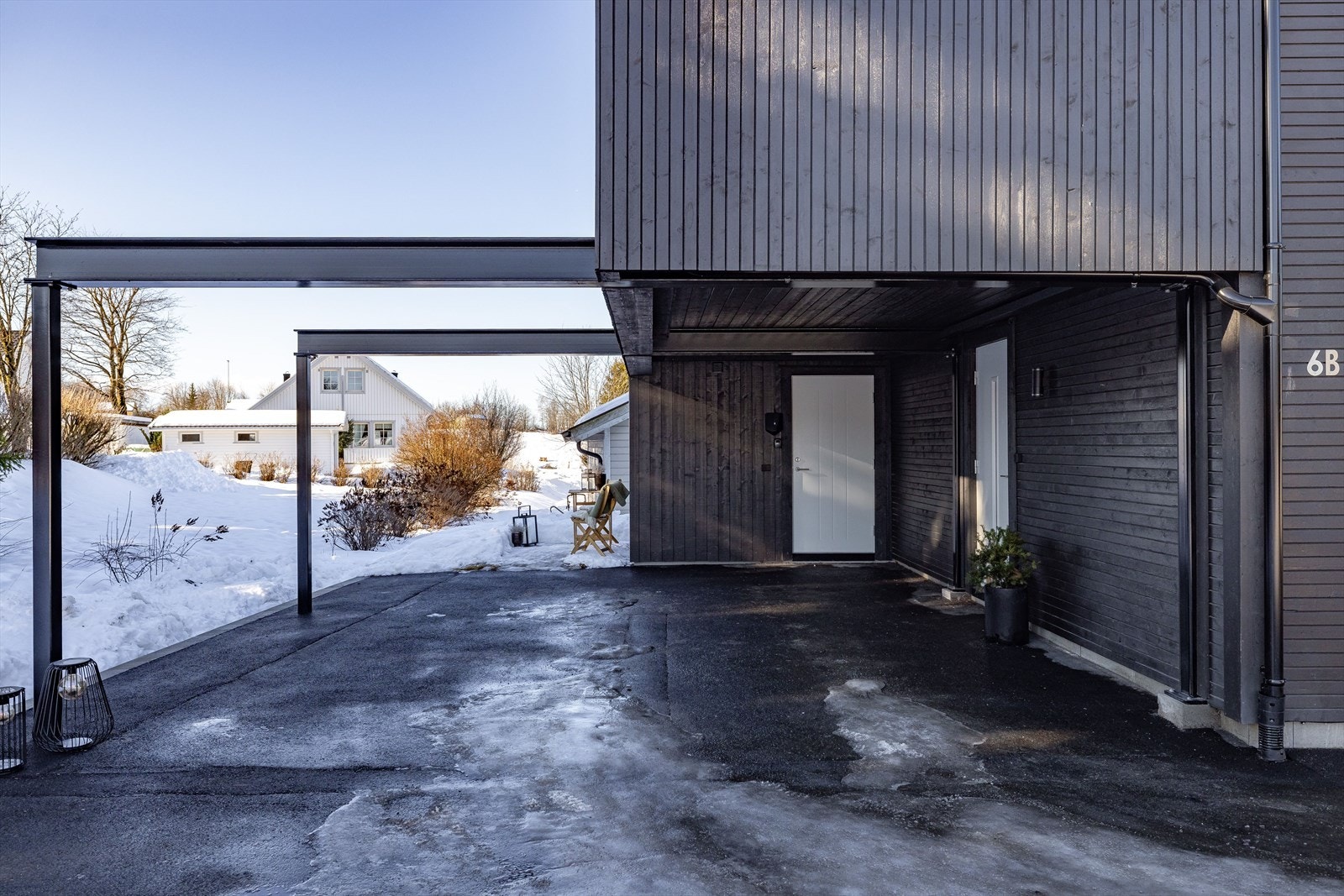 Det er carport med adkomst til utvendig, oppvarmet bod på ca. 5 m². Galleribilde