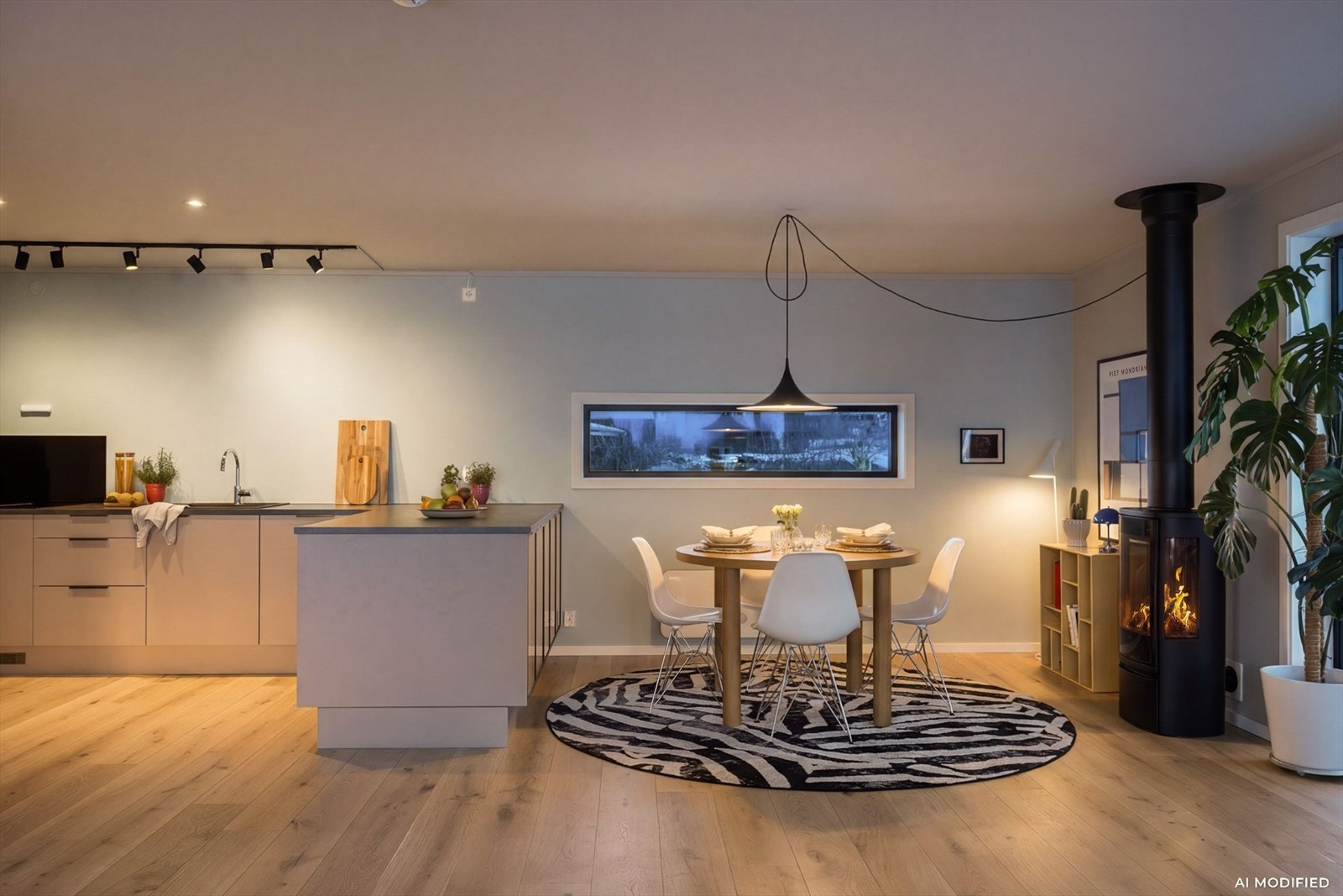 Lun og hyggelig stemning på kveldstid. På gulvet er det et pent 1-stavs parkettgulv og veggene har malte gipsflater som gir et moderne og stilrent uttrykk. Galleribilde