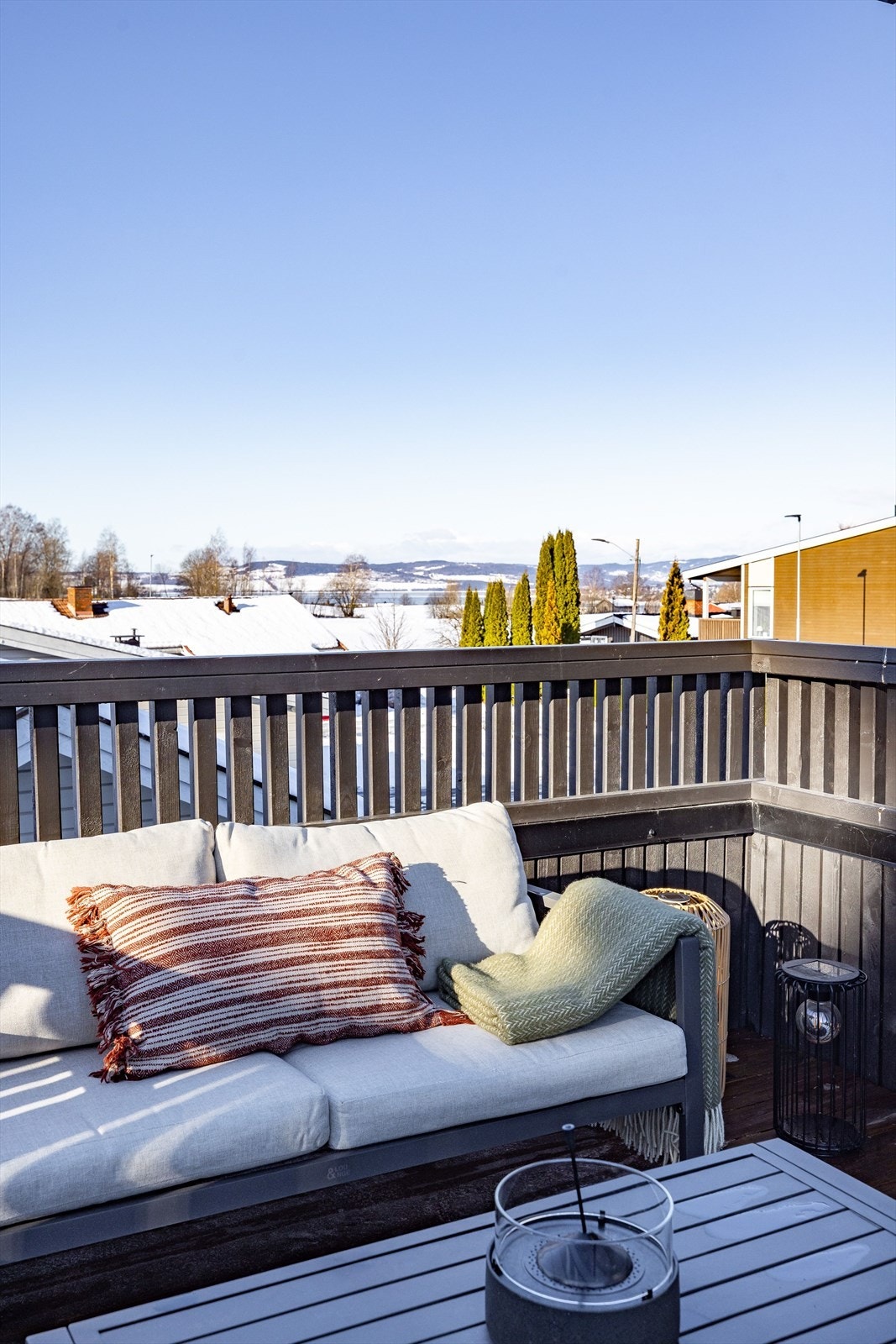 Fra terrassen kan man nyte utsikten mot Mjøsa. Galleribilde