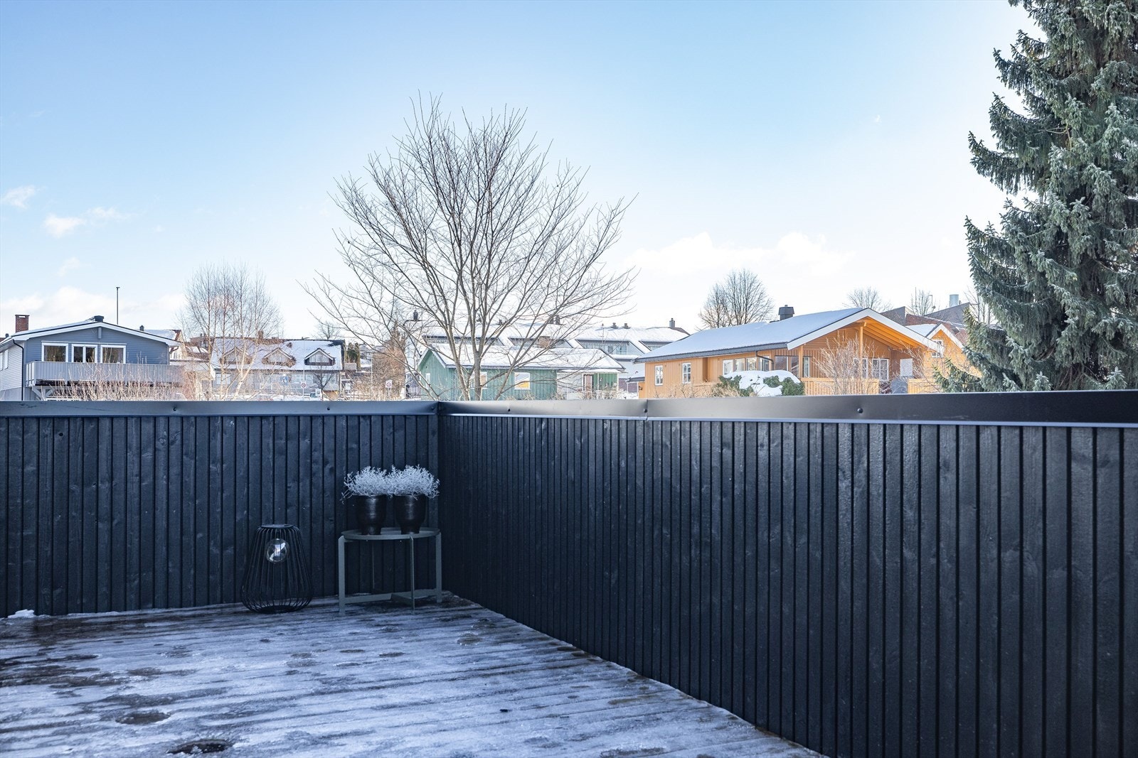 Terrassen er på hele 25 m² så her er det god plass til utemøbler, grill og annet ønskelig. Galleribilde