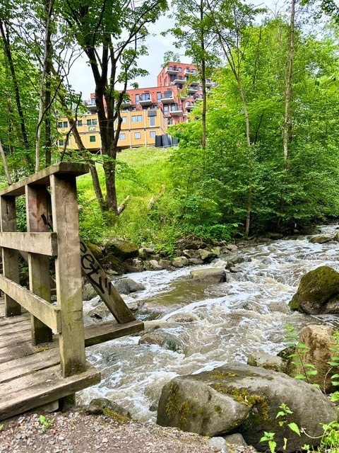 Boligen vender seg i sin helhet mot Svartdalsparken og Alnaelva (herfra ser du boligblokken i bakgrunnen). Galleribilde