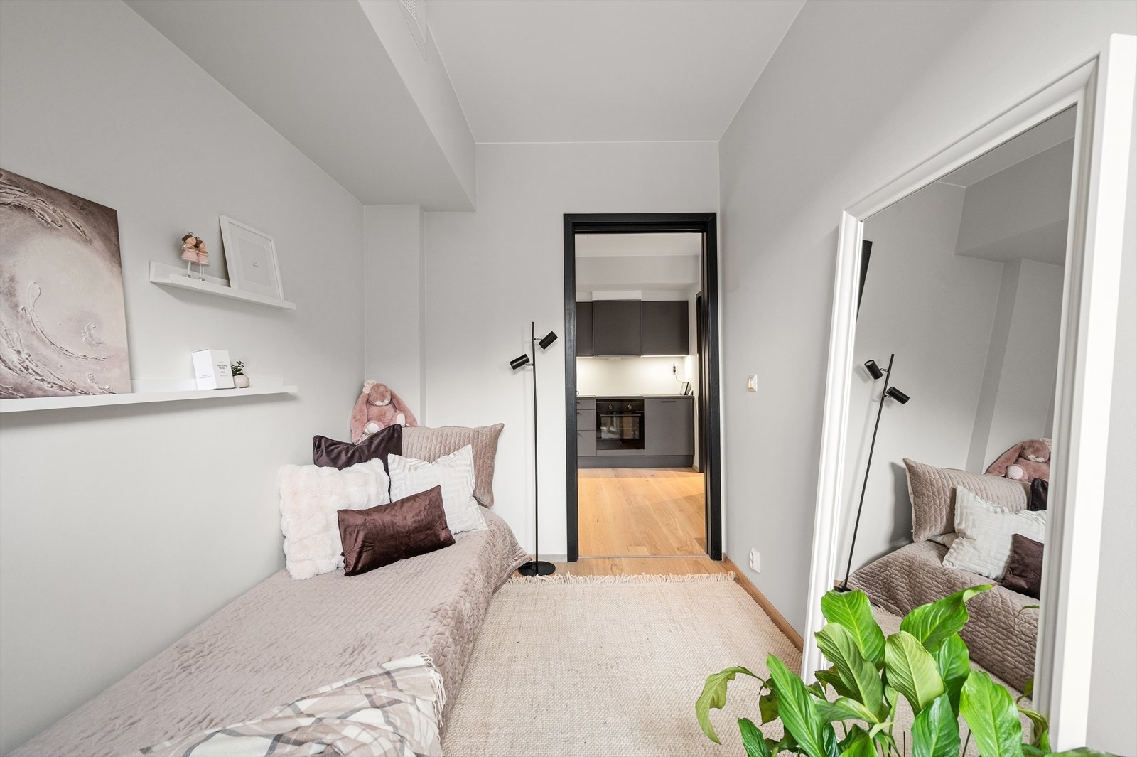 Det er inngang til soverom nummer to fra både kjøkken og stue. Galleribilde