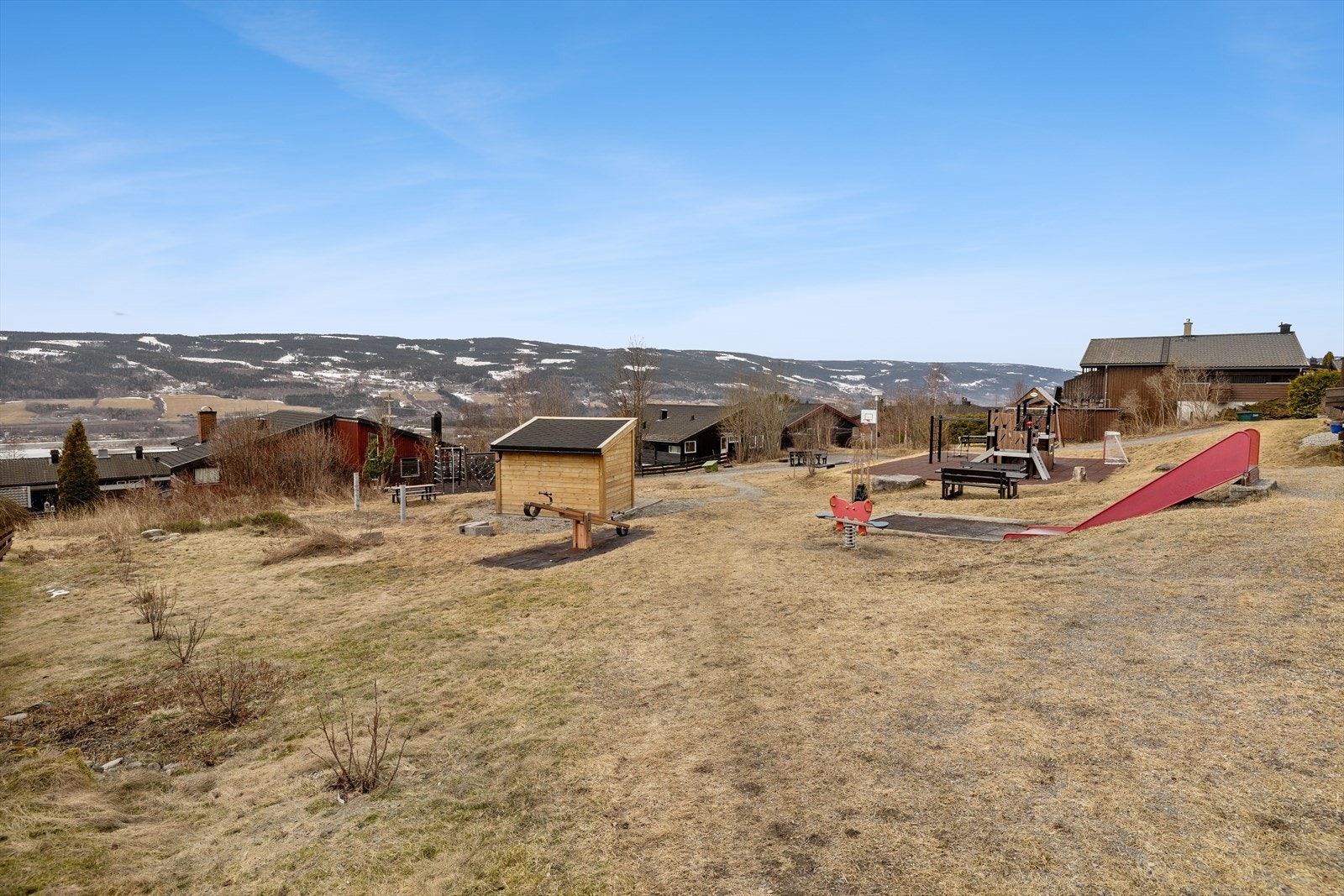 Til barnas store glede er det også en lekeplass i nabolaget, det finnes også gapahuk og akebakken like i nærheten boligen som kan bli populær for de minste i vintermånedene. Galleribilde