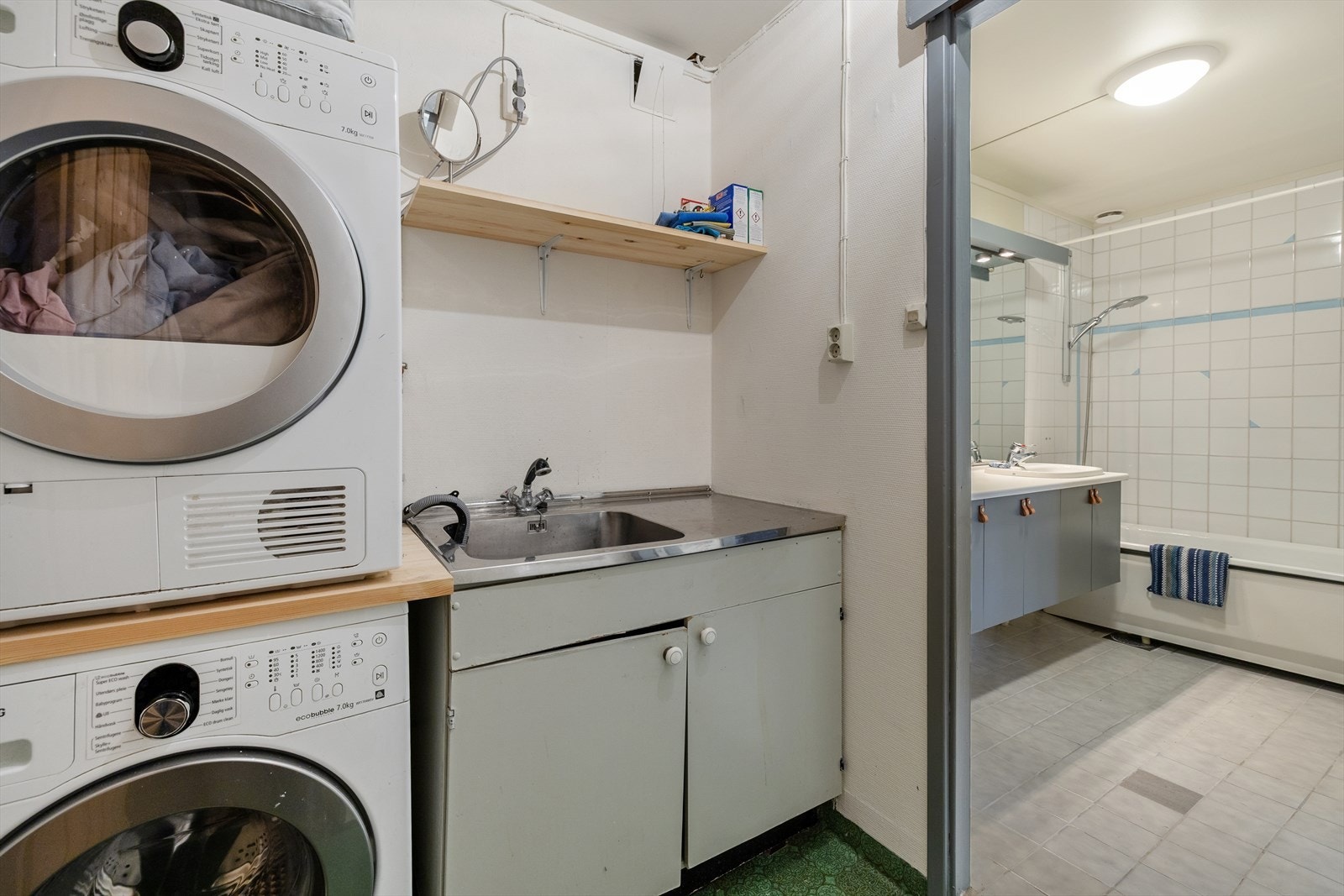 Fra badet er det direkte tilgang til vaskerommet. Galleribilde