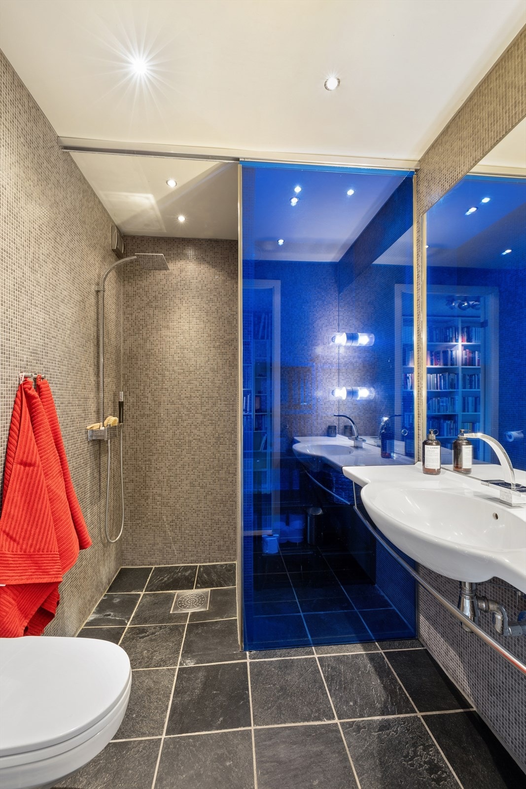 Badet er innredet med servant, speil med belysning, dusjnisje og vegghengt toalett. Galleribilde