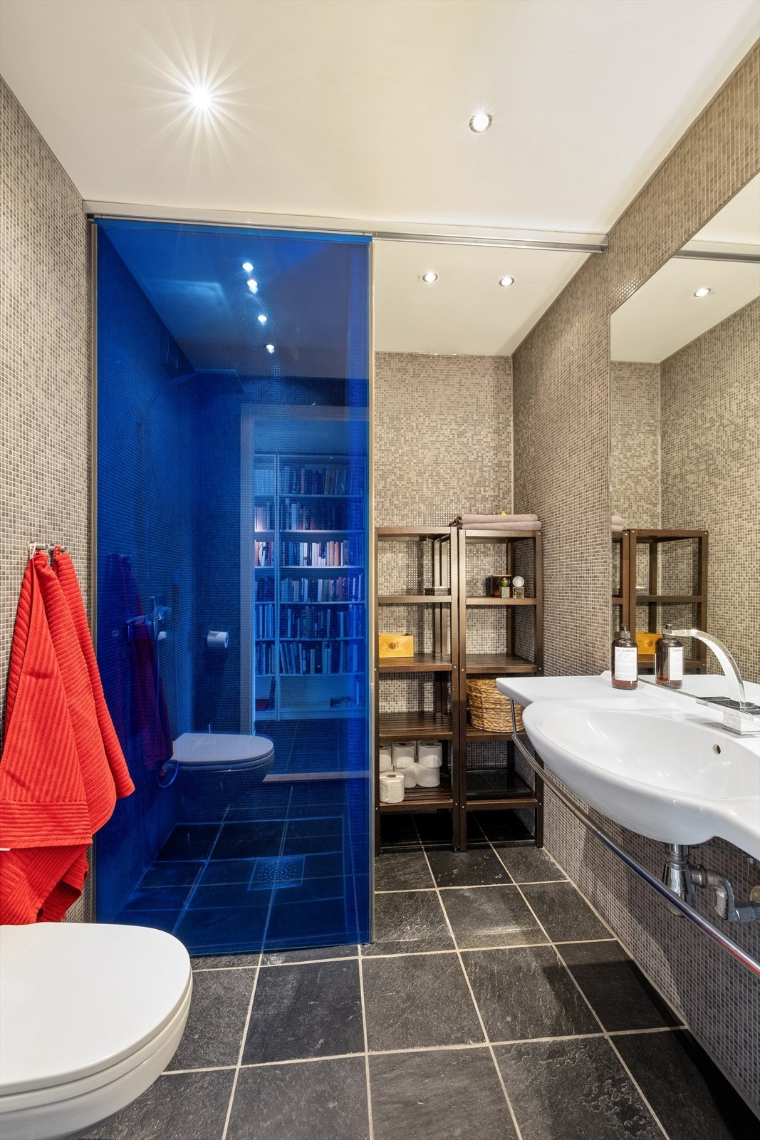 Badet fra 2007 har flislagte overflater og varme i gulvet. Galleribilde