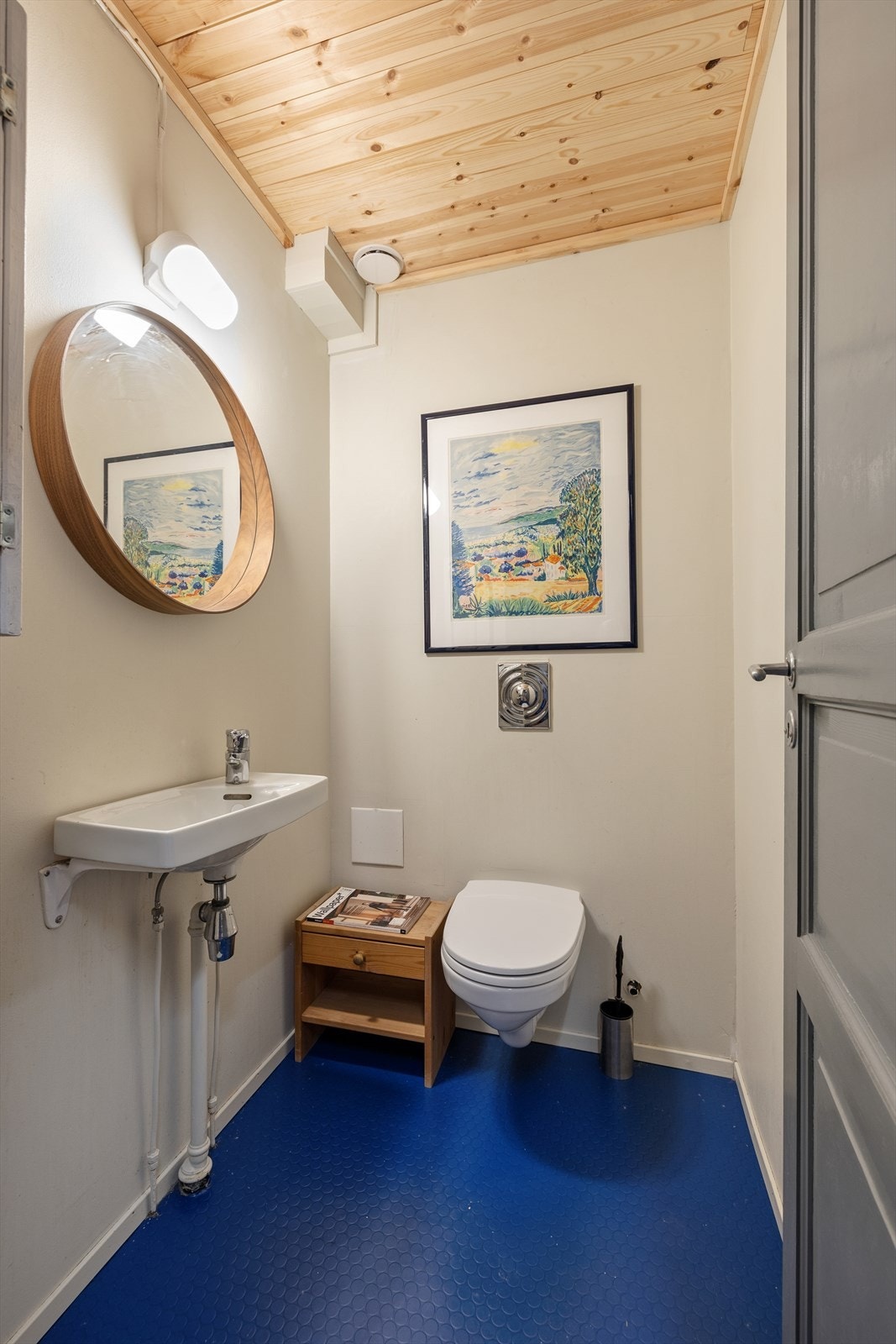 Toalettrommet ligger praktisk til ved badet i underetasjen. Galleribilde
