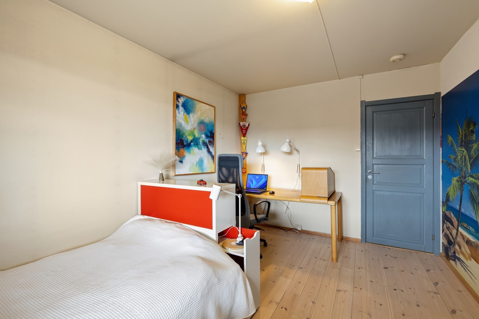 Lyst og romslig soverom. Galleribilde