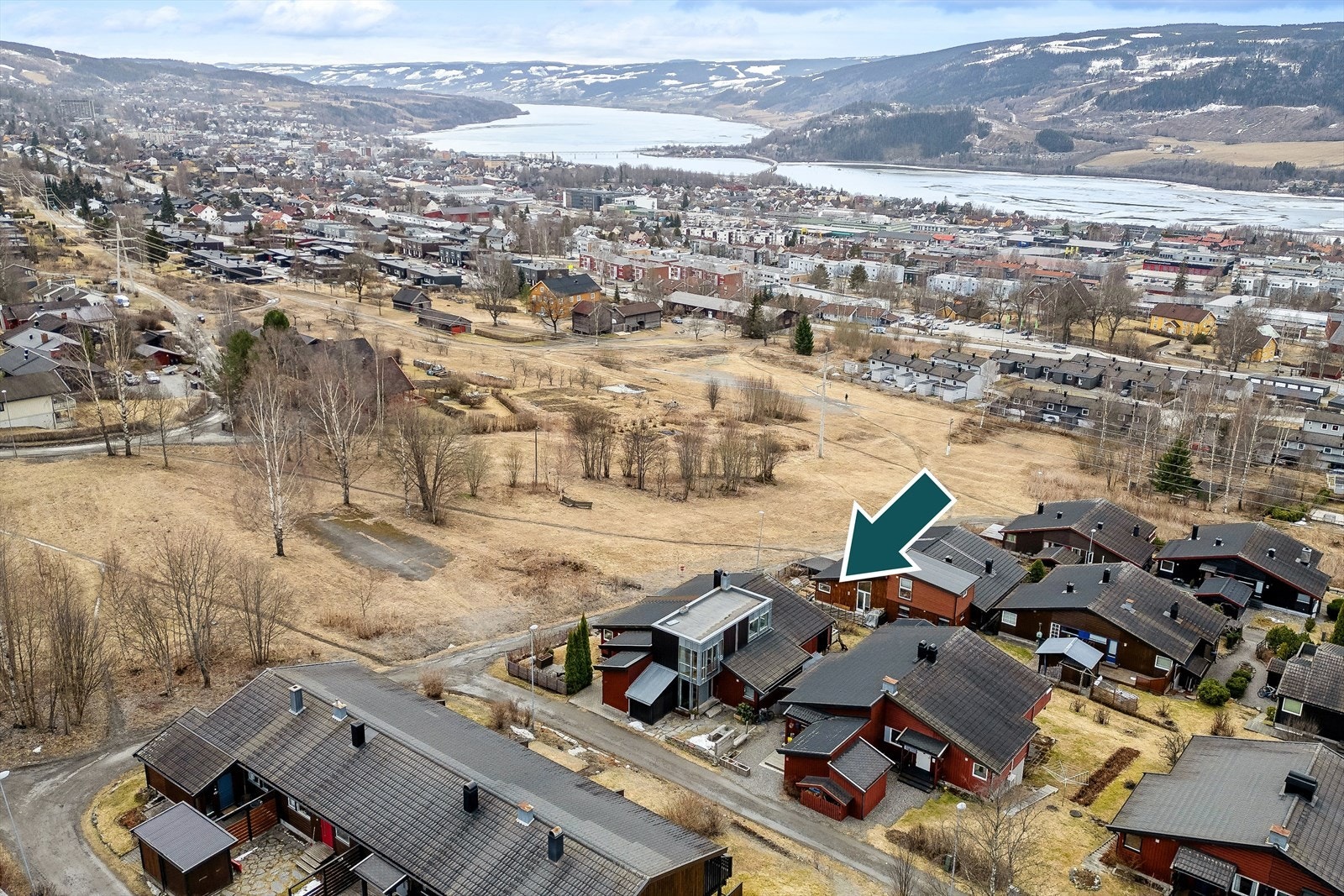 Boligen ligger fint til i feltet med god intern beliggenhet, nydelige utsiktsforhold mot bl. a. Mjøsa og fine uteplasser. Galleribilde
