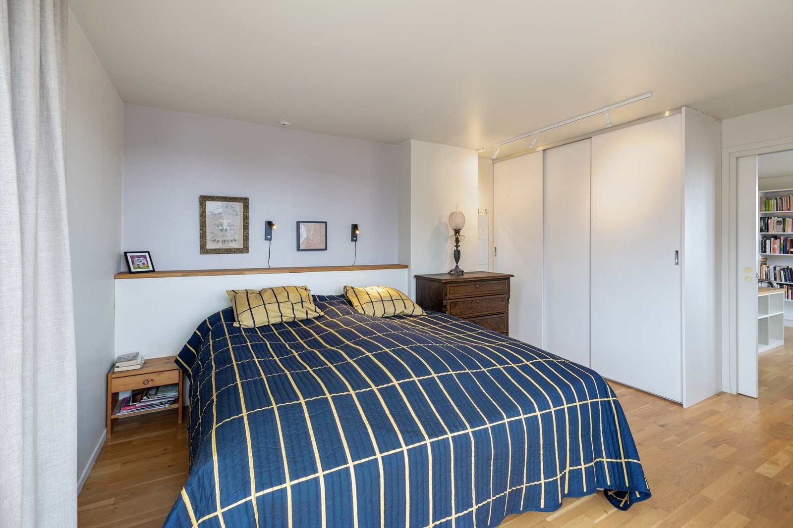 Hovedsoverommet er utstyrt med skyvedørsgarderobe. Galleribilde