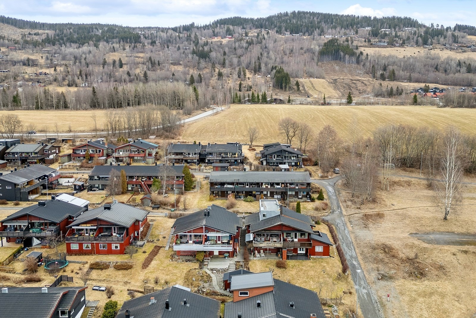 Det er pliktig medlemskap i Ekromskogen Huseierlag SA. Inkl. i felleskostnad er: Snørydding, plenklipping og vedlikehold fellesområder og garasjer. Galleribilde